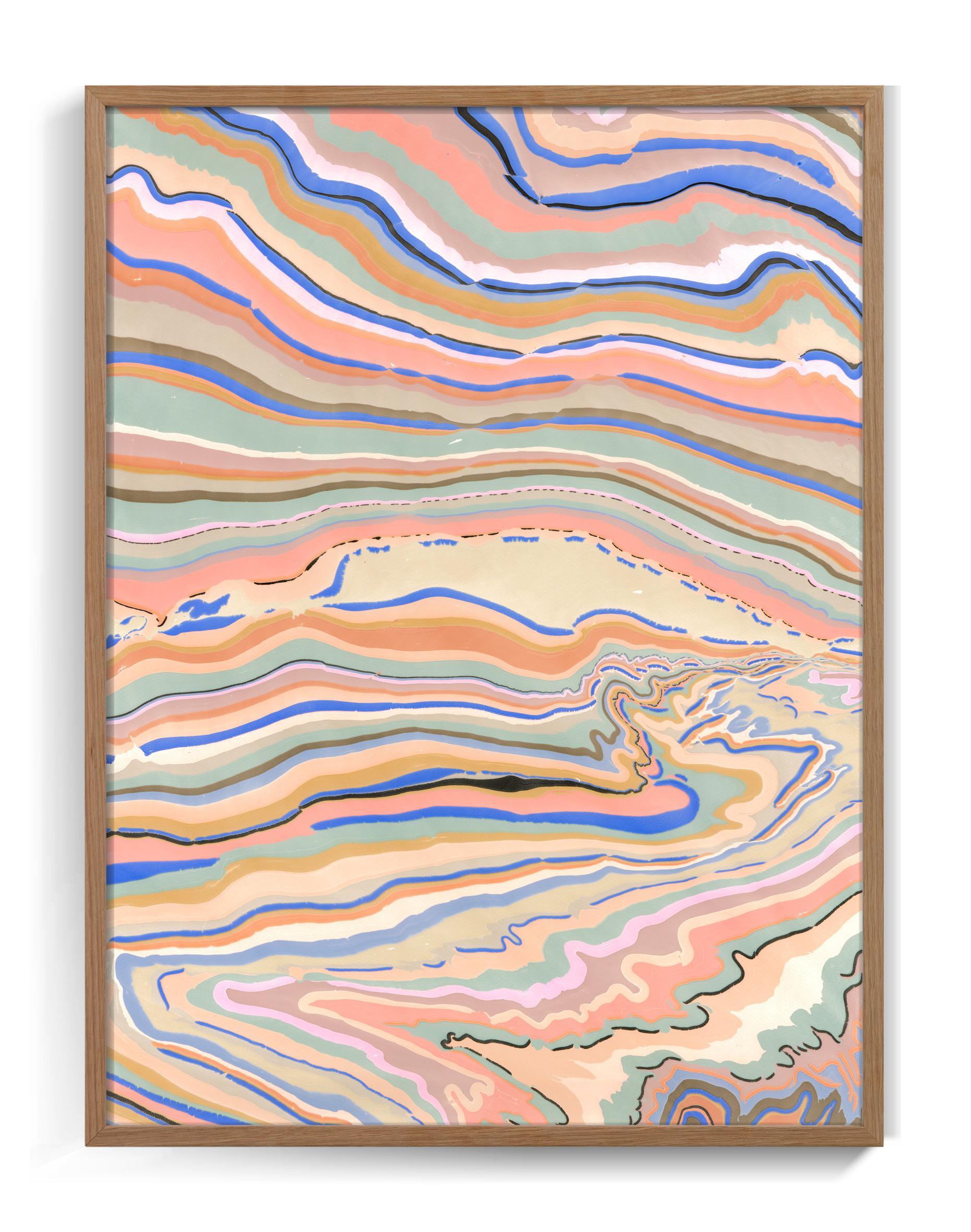 Les marbrures uniques de l'artiste danoise Pernille Snedker tissent de manière délicate des bandes de couleurs vives dans une composition complexe.
La pièce mélange harmonieusement des nuances de bleu avec de subtiles touches de noir, de sable, de