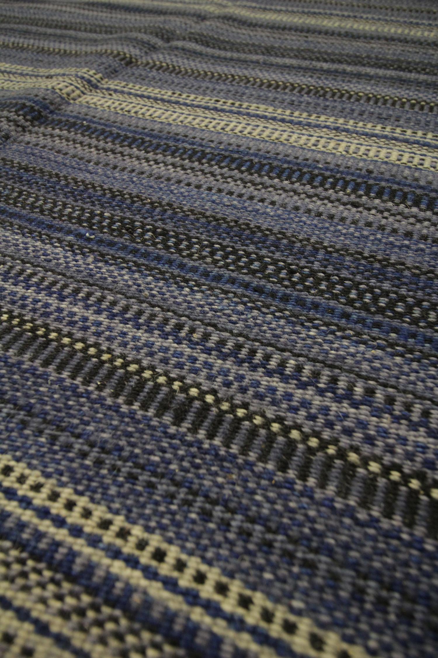 Teinture végétale Tapis Kilim à rayures bleues Tapis moderne tissé à la main Tapis en laine 122 x 183 cm  en vente