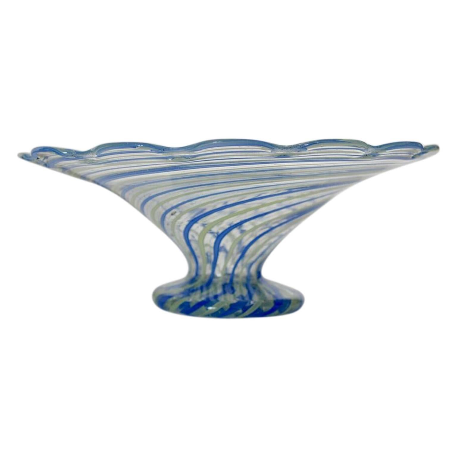 Un superbe plat/bol à piédestal vintage en verre italien de Murano soufflé à la main, avec des inclusions de rubans blancs, bleus et jaunes. Datant du début ou du milieu du 20e siècle. Ce bol en verre de forme arrondie, finement réalisé, repose sur