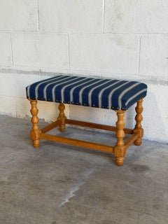 Blau gestreifter, gepolsterter Ottoman aus Eiche im dänischen Mid-Century-Modern-Stil der 1970er Jahre