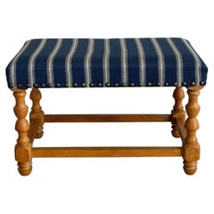 Blau gestreifter, gepolsterter Ottoman aus Eiche im dänischen Mid-Century-Modern-Stil der 1970er Jahre