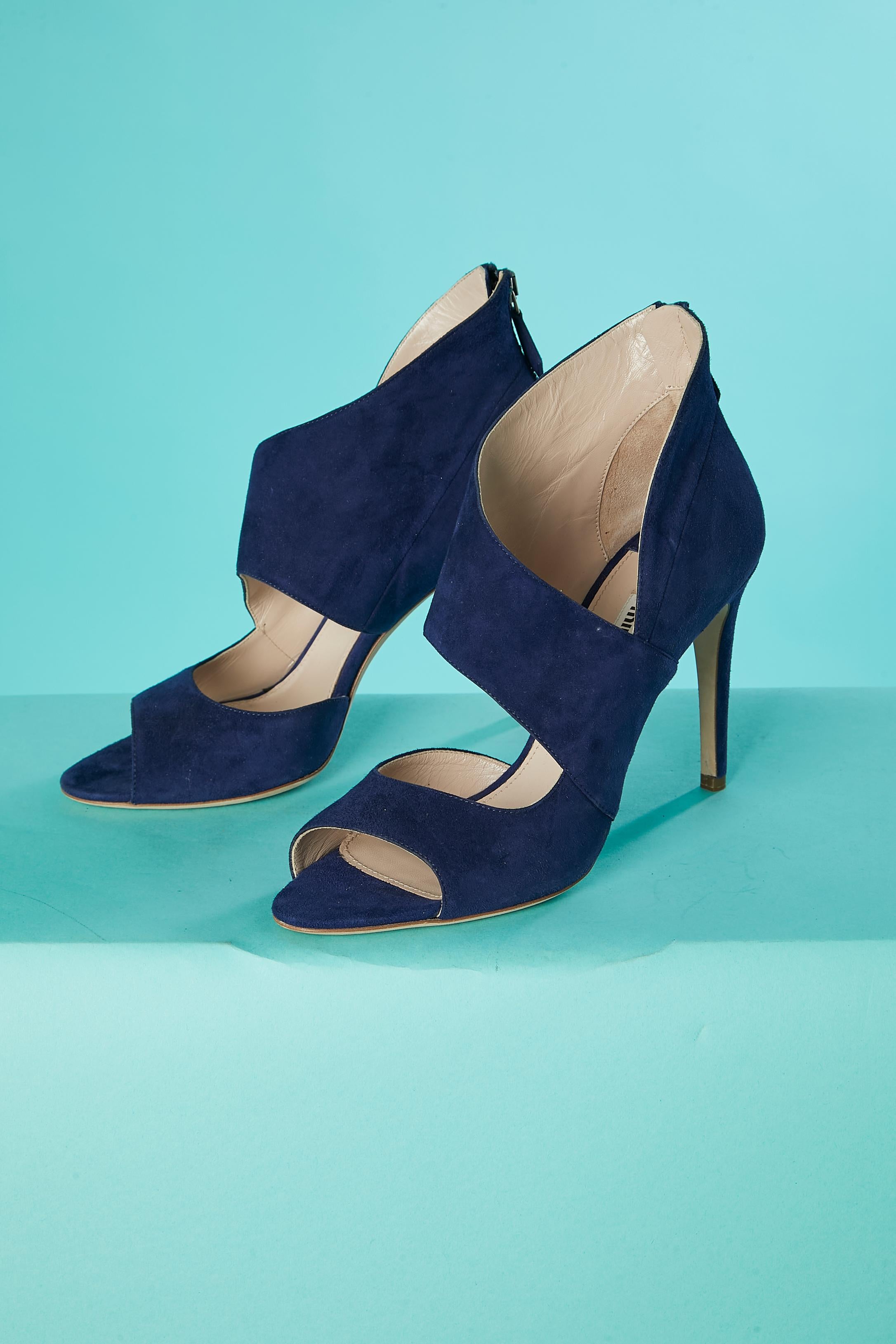 Blue suede open-toe sandals with zip in the top back.
Heel's height : 10 cm
SHOE SIZE : 39 (Eu) 7,5 (Us) 