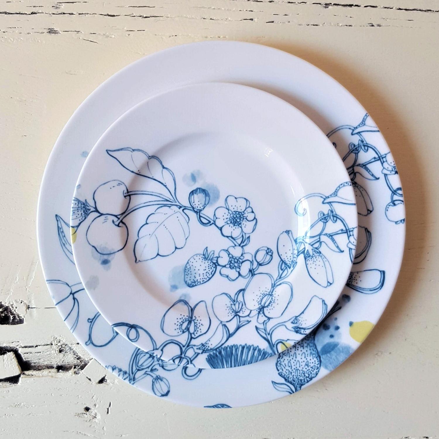 Blauer Sommer, Zeitgenössischer Brotteller aus Porzellan mit blauem Blumendesign im Zustand „Neu“ im Angebot in MILAN, IT