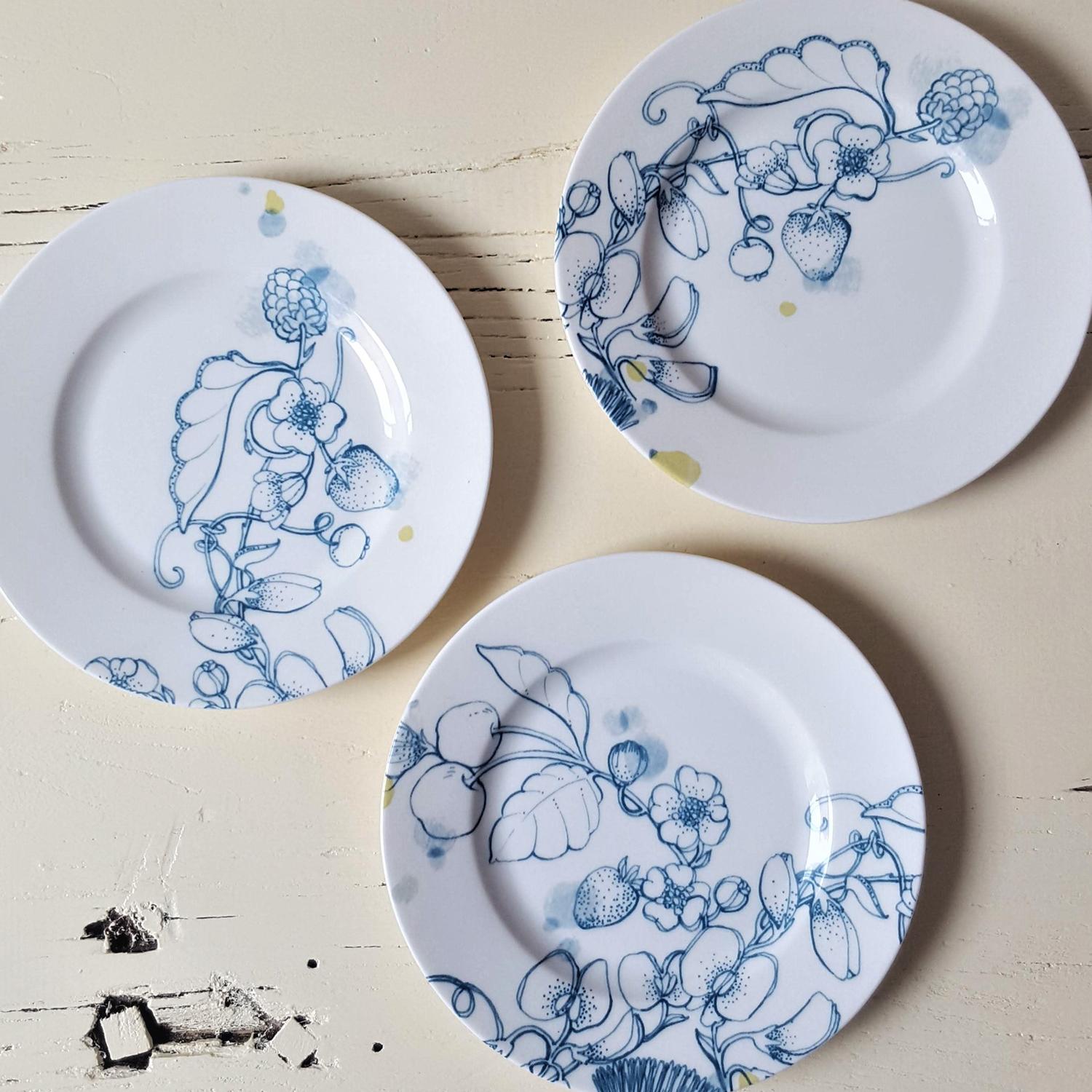 Blauer Sommer, Zeitgenössischer Brotteller aus Porzellan mit blauem Blumendesign (21. Jahrhundert und zeitgenössisch) im Angebot