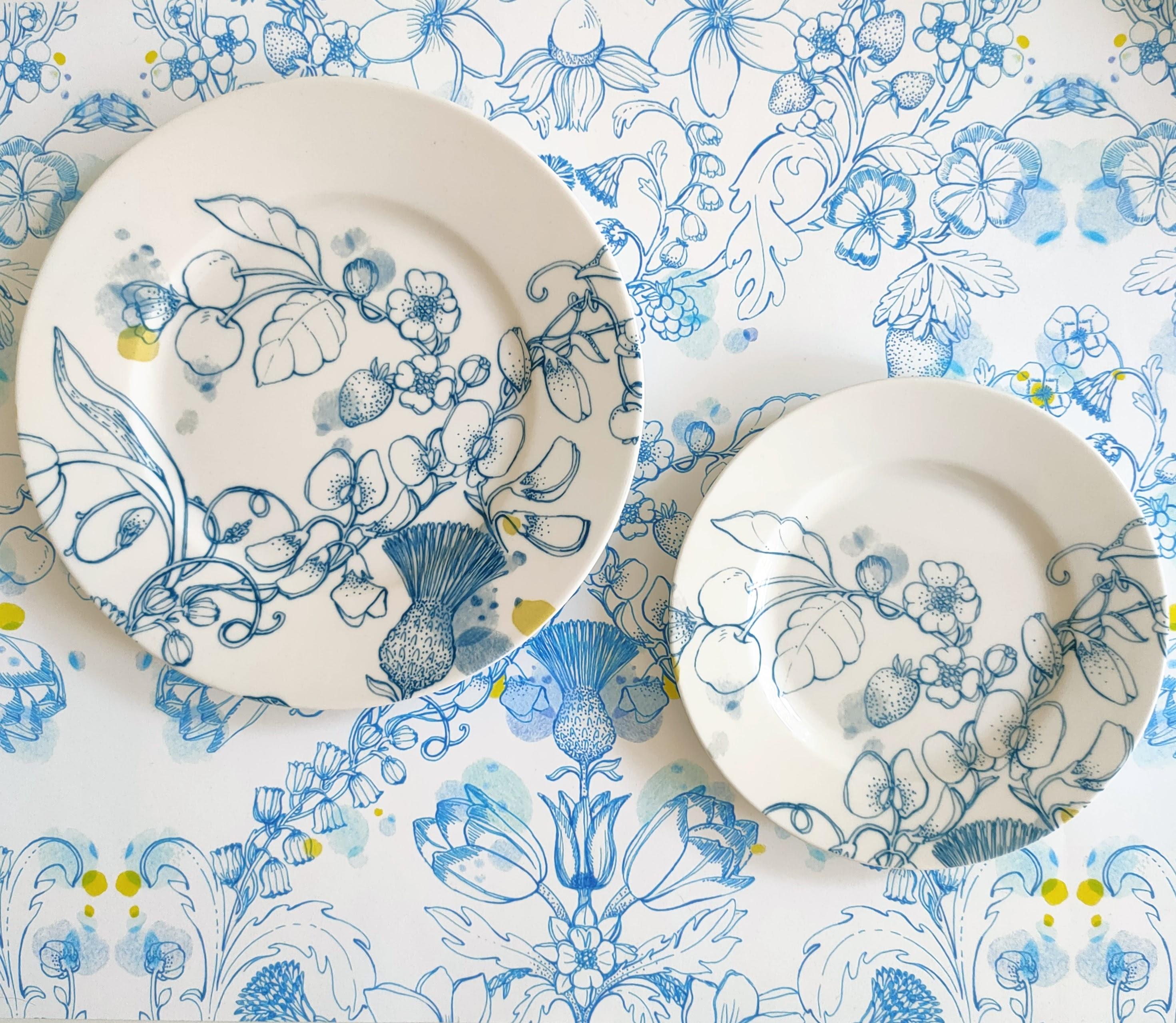 Blauer Sommer, zeitgenössischer Porzellan-Dessertteller mit blauem Blumenmuster im Zustand „Neu“ im Angebot in MILAN, IT