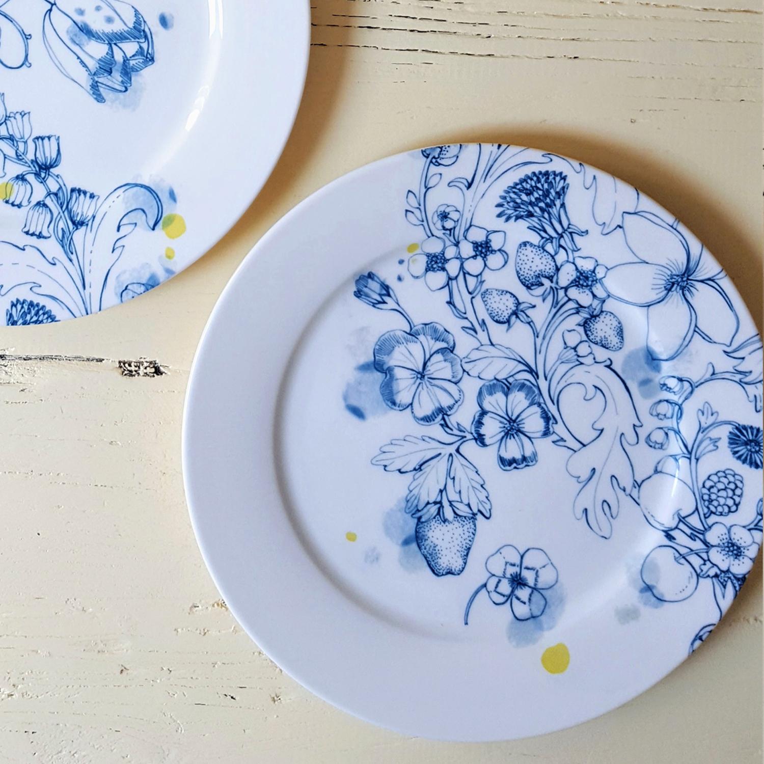Blauer Sommer, zeitgenössisches Porzellan-Essteller-Set mit blauem Blumenmuster im Zustand „Neu“ im Angebot in MILAN, IT