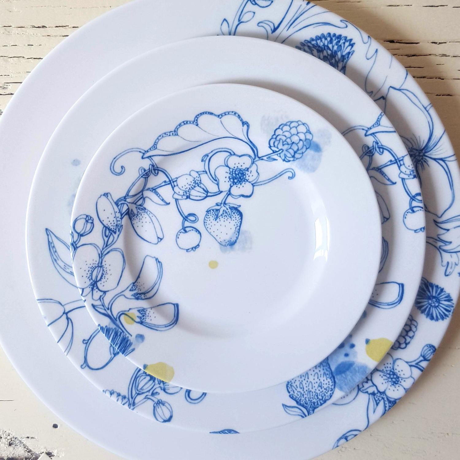 Blauer Sommer, zeitgenössisches Porzellan-Essteller-Set mit blauem Blumenmuster (21. Jahrhundert und zeitgenössisch) im Angebot