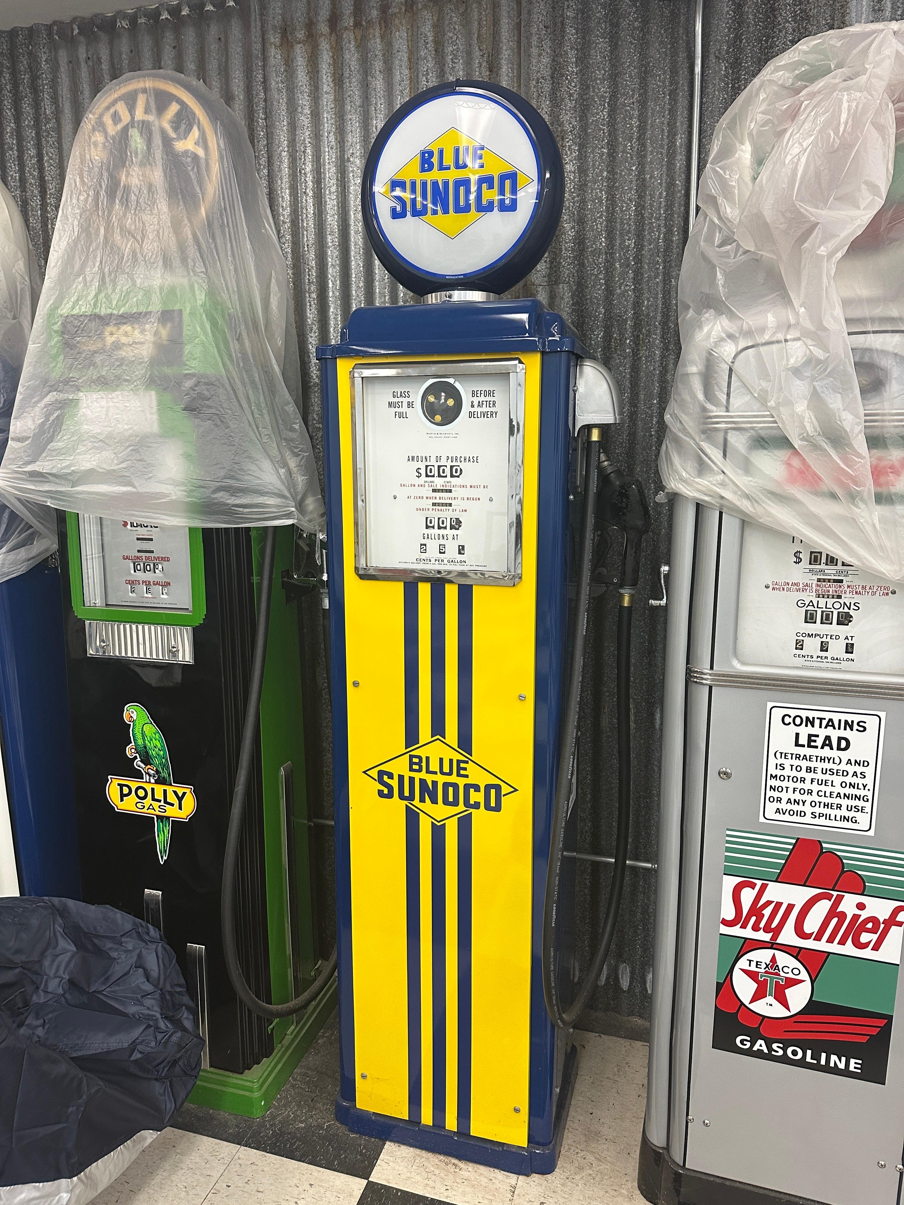 Cette pompe à essence Sunoco Martin et Schwartz modèle 70 est en très bon état. Cette pompe a été entièrement restaurée. Les éléments d'éclairage sont opérationnels, les éléments de pompage ont été enlevés.