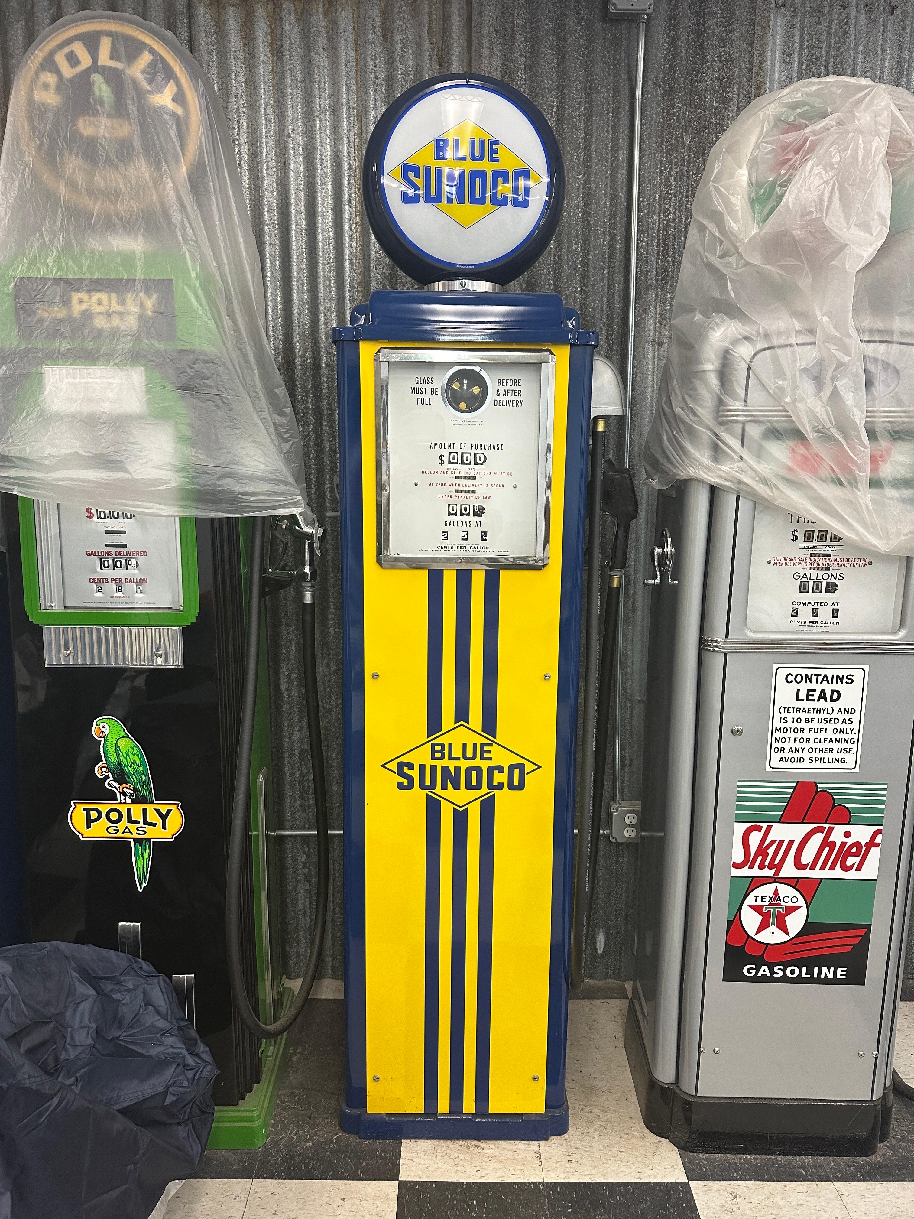 Émaillé Pompe à essence bleue Sunoco Martin et Schwartz modèle 70 en vente