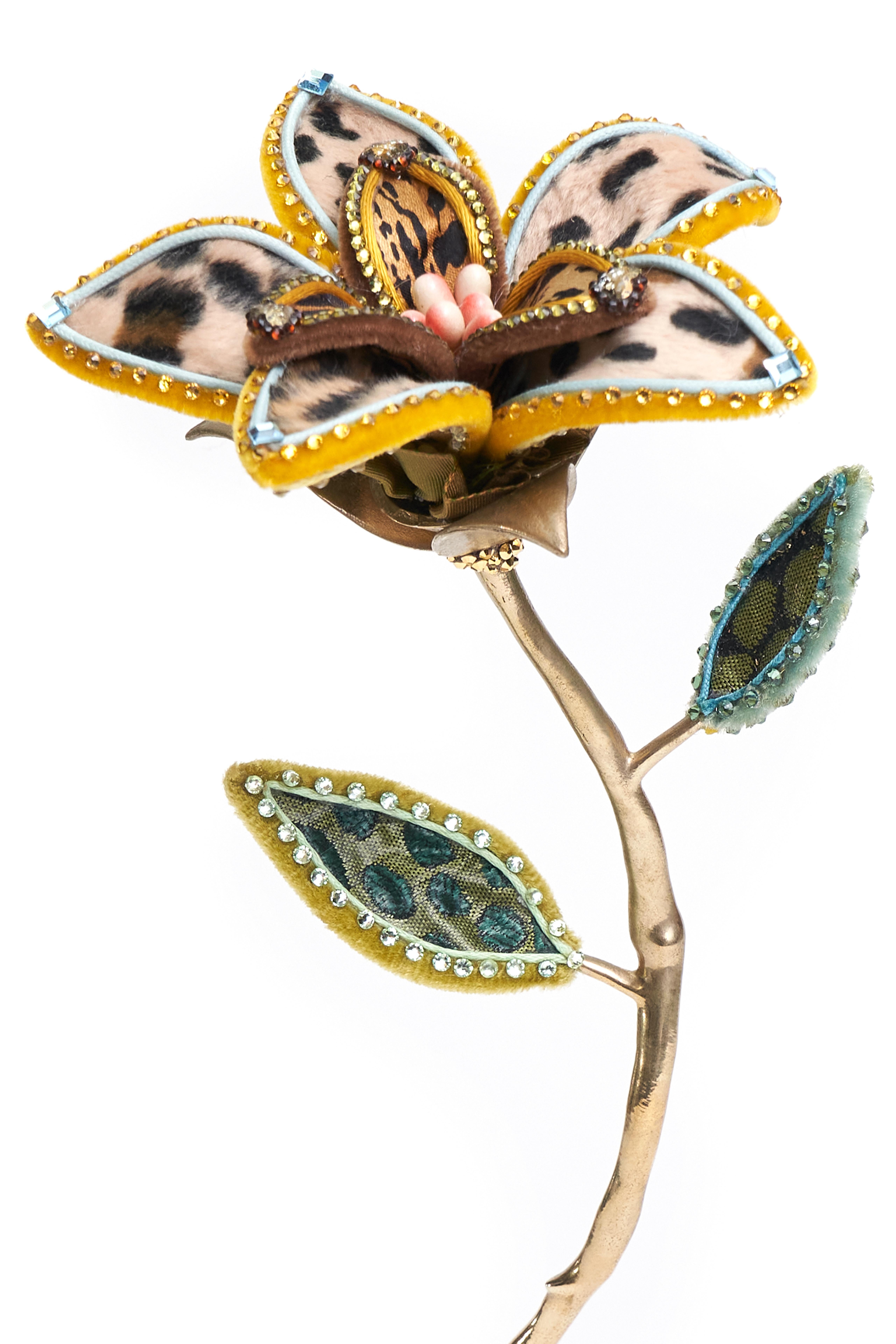 Gelbe und blau getönte Leopardenblume aus Seide und Samt auf einem speziell entworfenen, pfotenförmigen Messingfuß. Geschmückt mit Vintage-Verzierungen, europäischen Kristallen und Vintage-Kunstblüten. Entworfen und handgefertigt in NYC. 