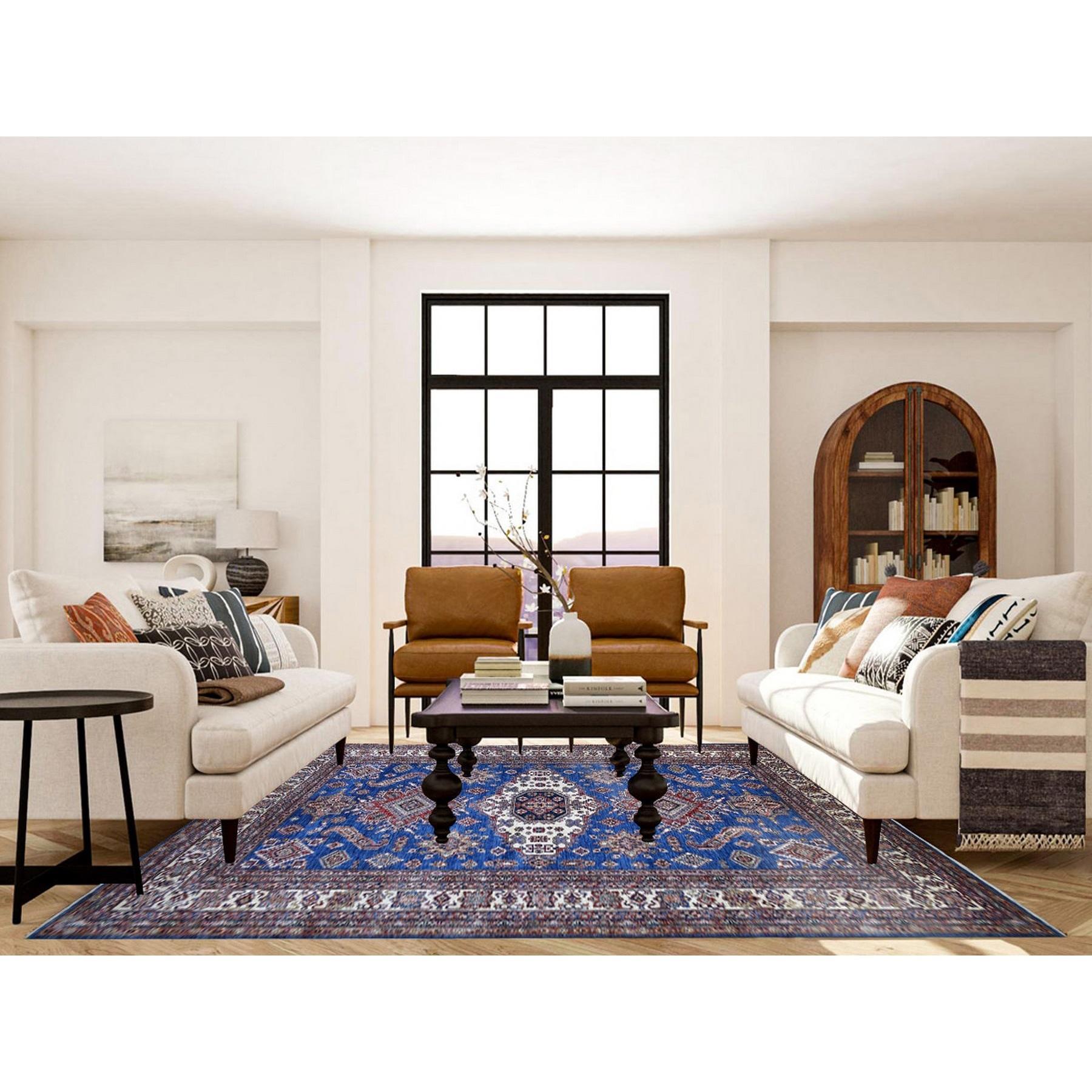 Dies ist eine wirklich echte one-of-a-kind Super Kazak mit geometrischen Medaillon Design Denim Blue Hand geknüpft 100% Wolle Orientteppich. Es wurde monatelang von erfahrenen Handwerkern in der jahrhundertealten persischen Webtechnik