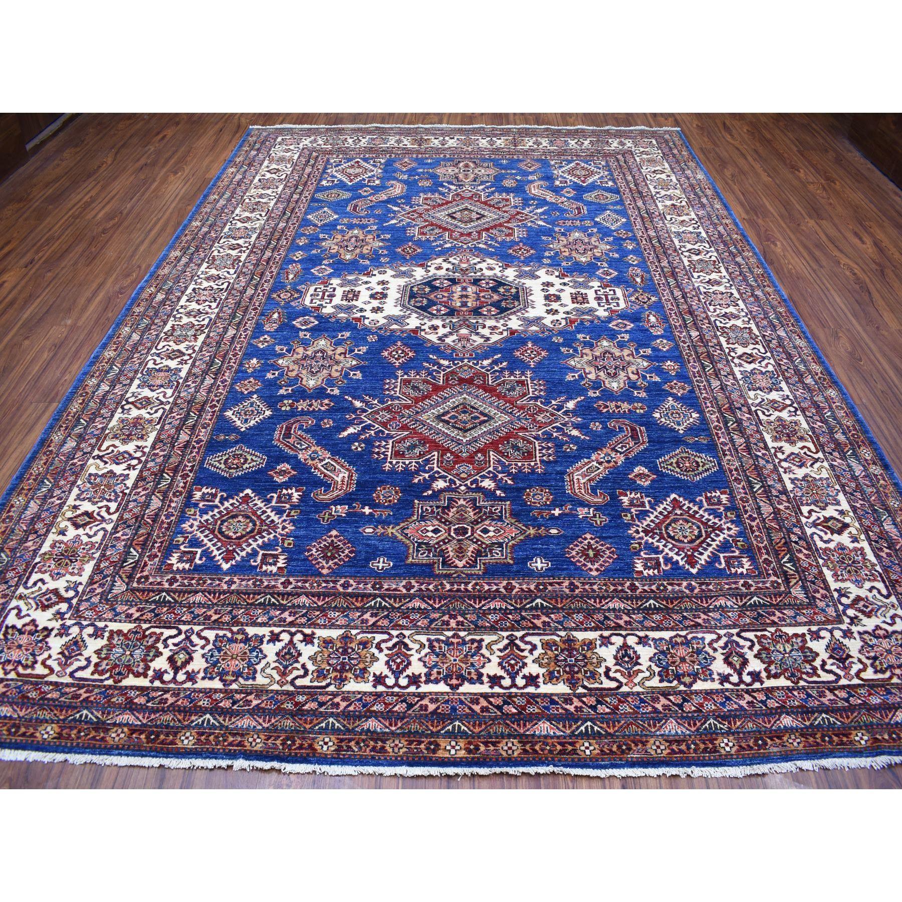 Blauer handgeknüpfter Wollteppich Super Kazak mit geometrischem Medaillon-Design 8'10