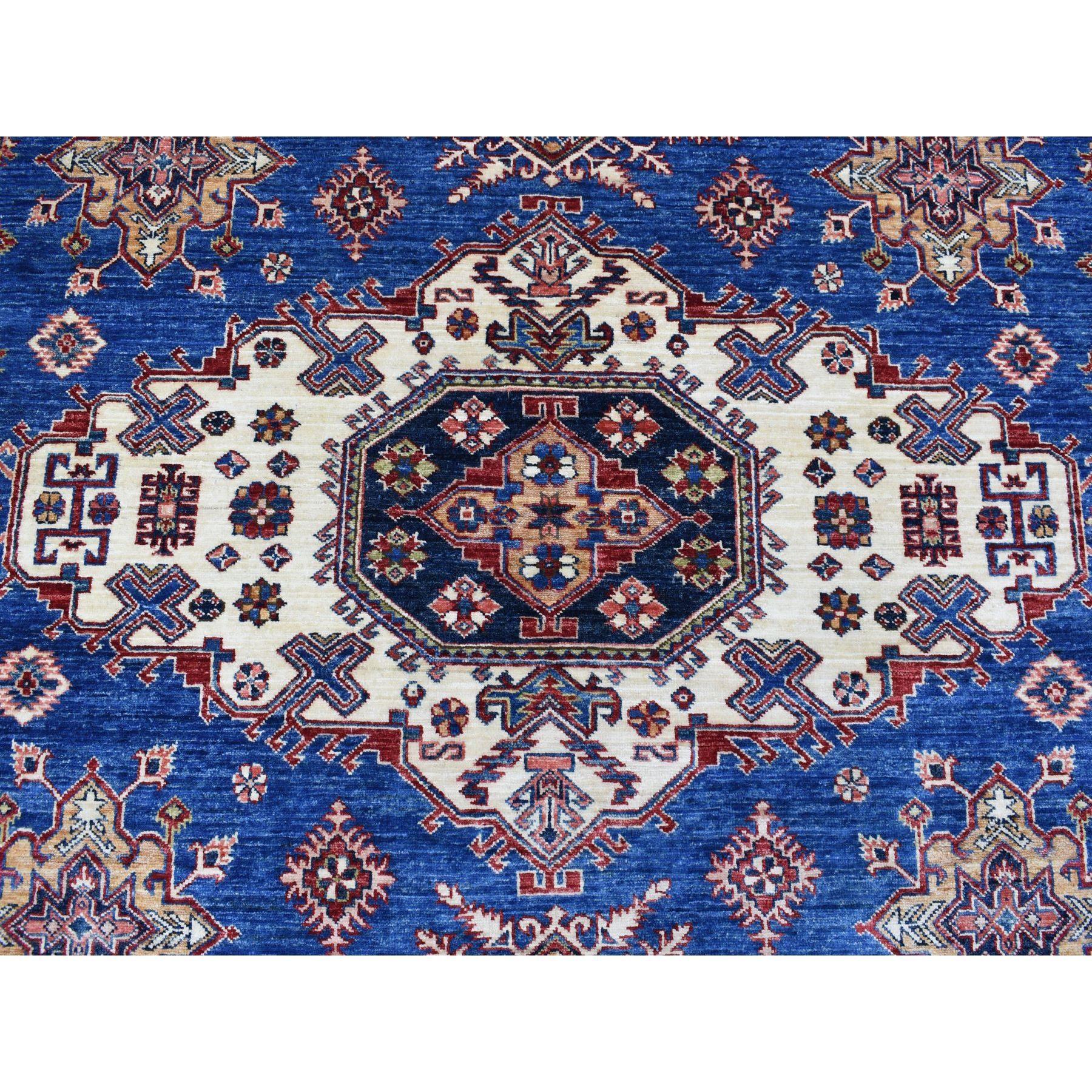 Blauer handgeknüpfter Wollteppich Super Kazak mit geometrischem Medaillon-Design 8'10
