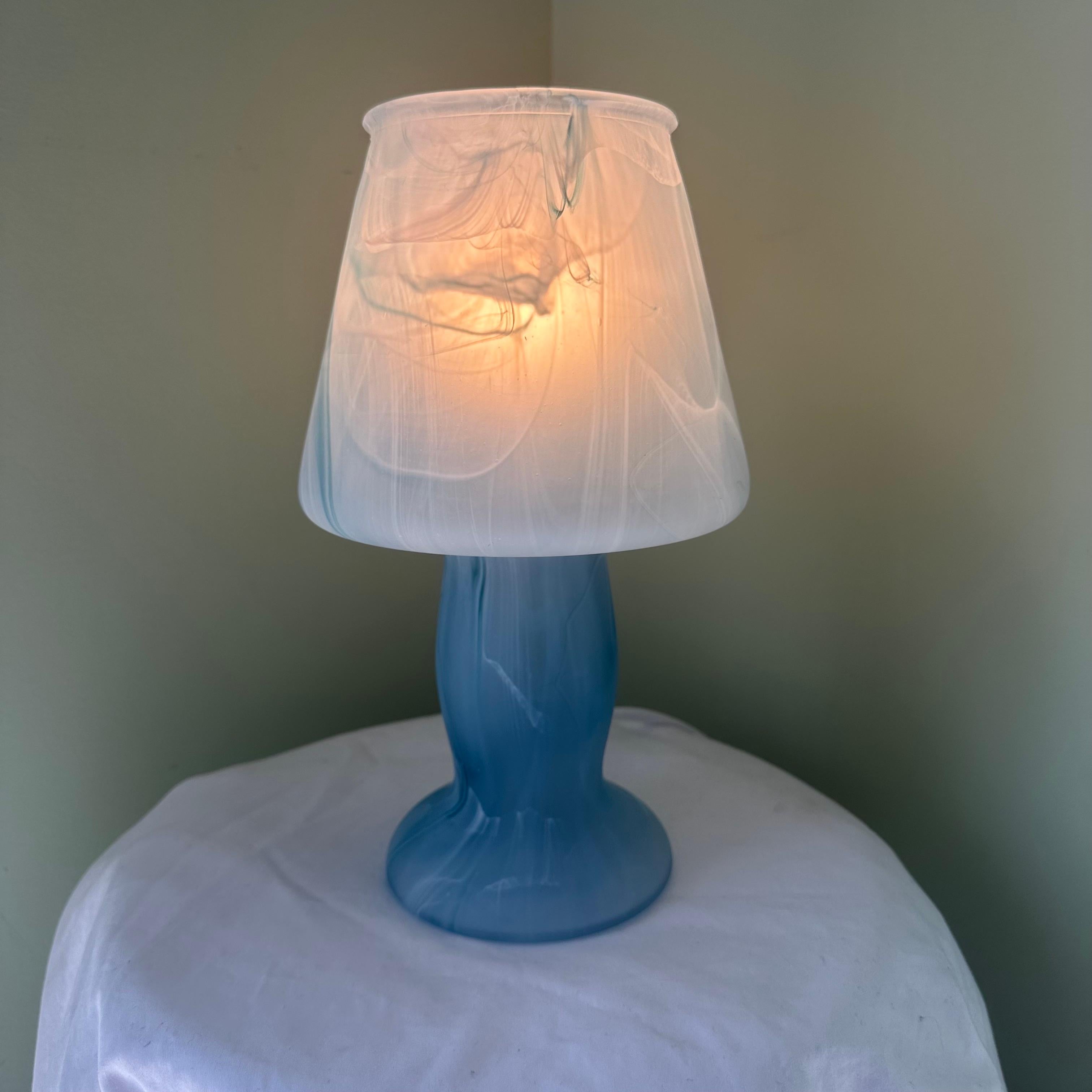 Suédois Lampe de table champignon en verre bleu en vente