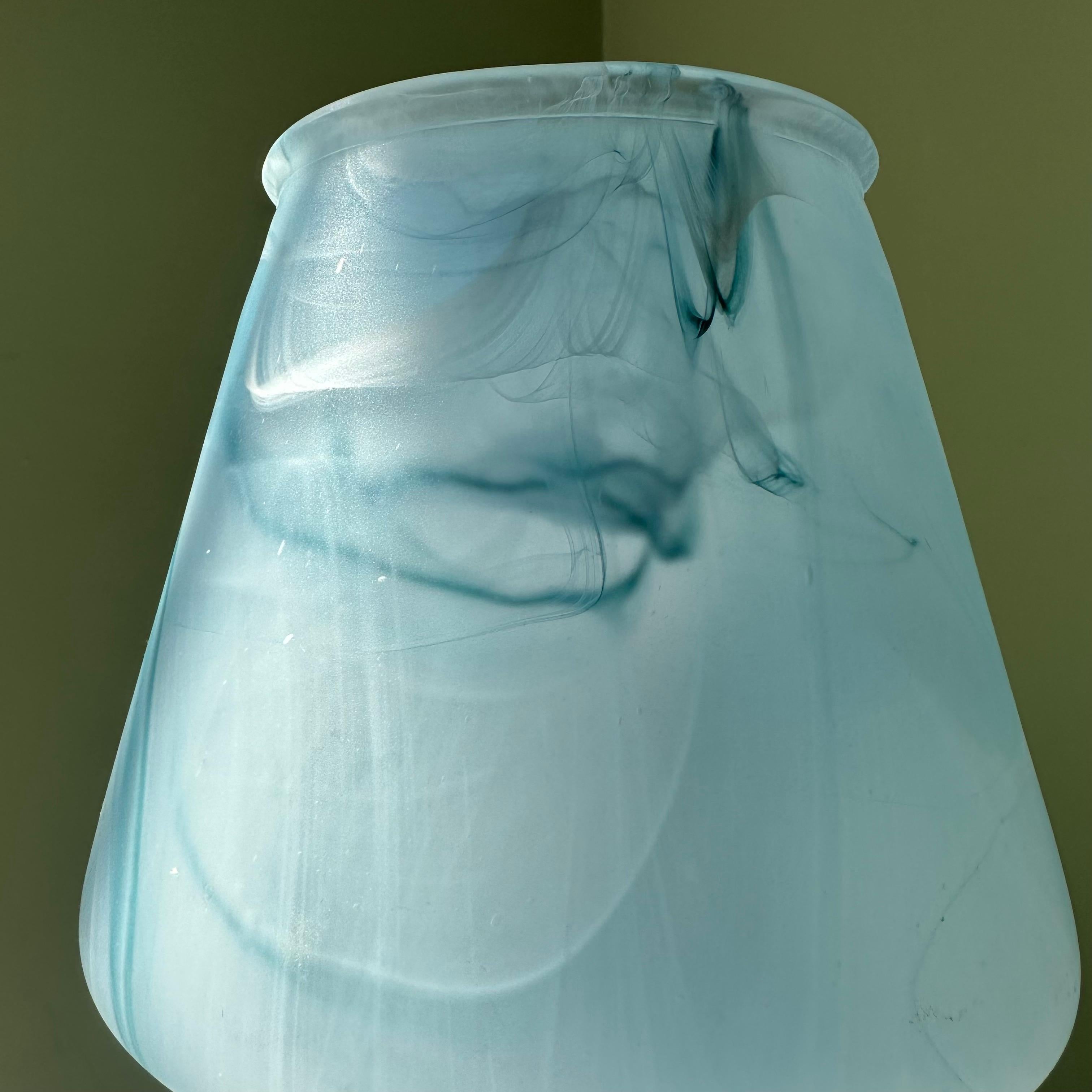 Fin du 20e siècle Lampe de table champignon en verre bleu en vente