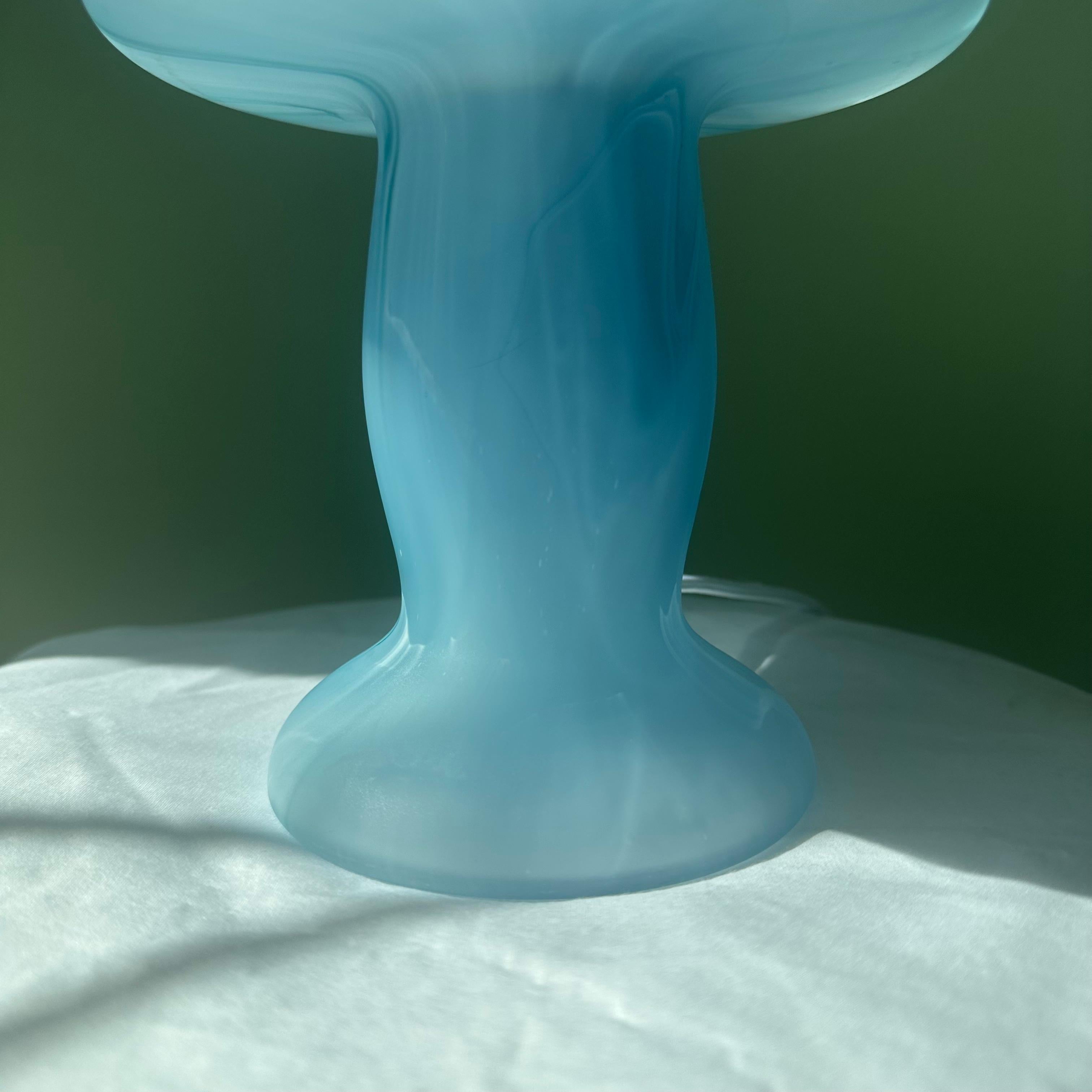 Verre Lampe de table champignon en verre bleu en vente