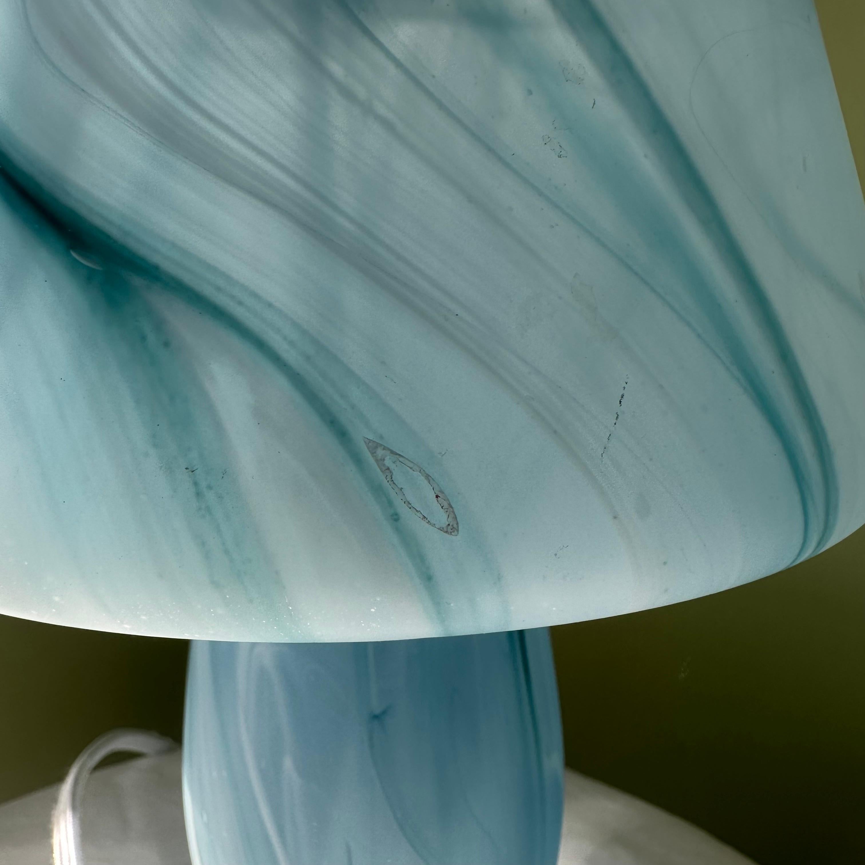 Lampe de table champignon en verre bleu en vente 1