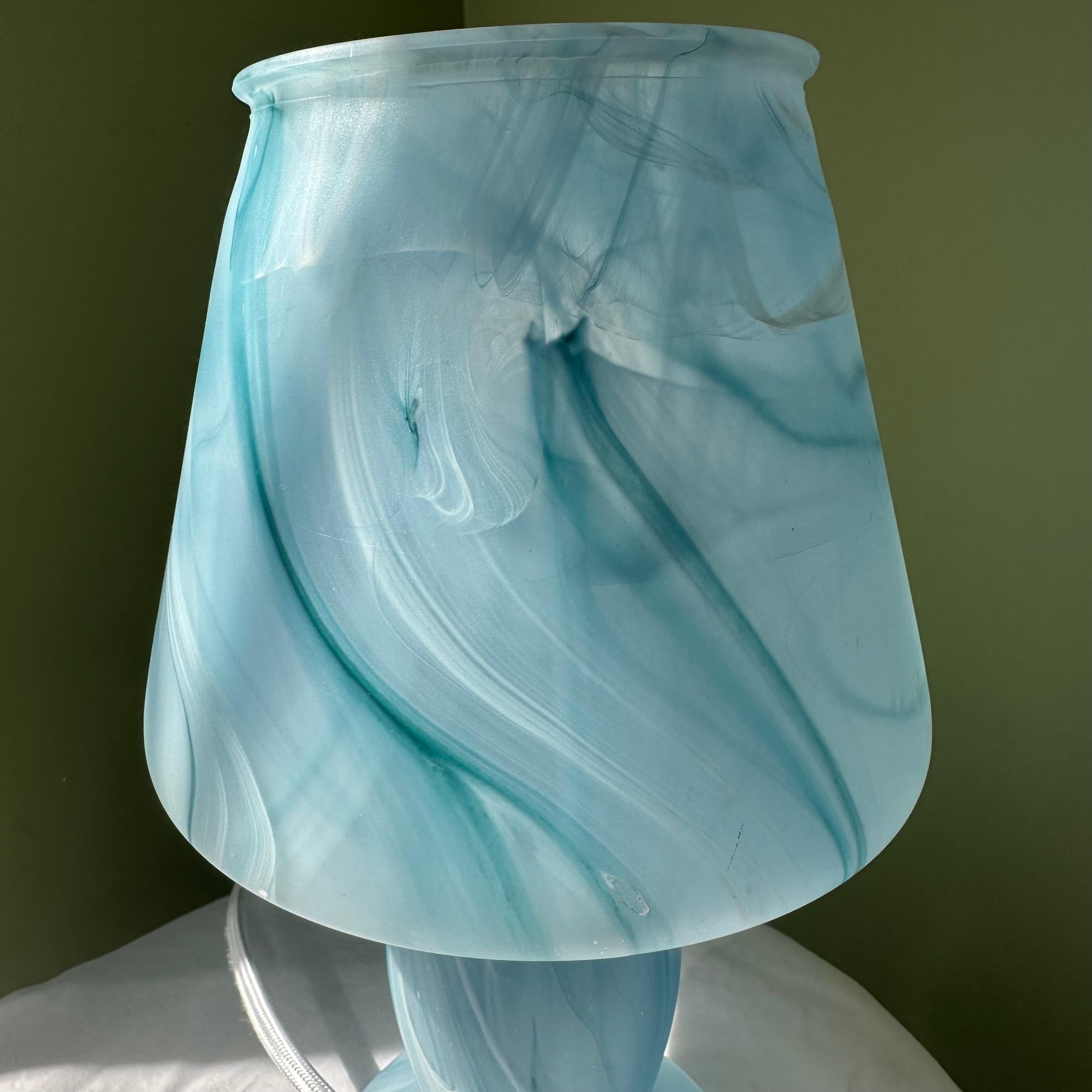 Lampe de table champignon en verre bleu en vente 2