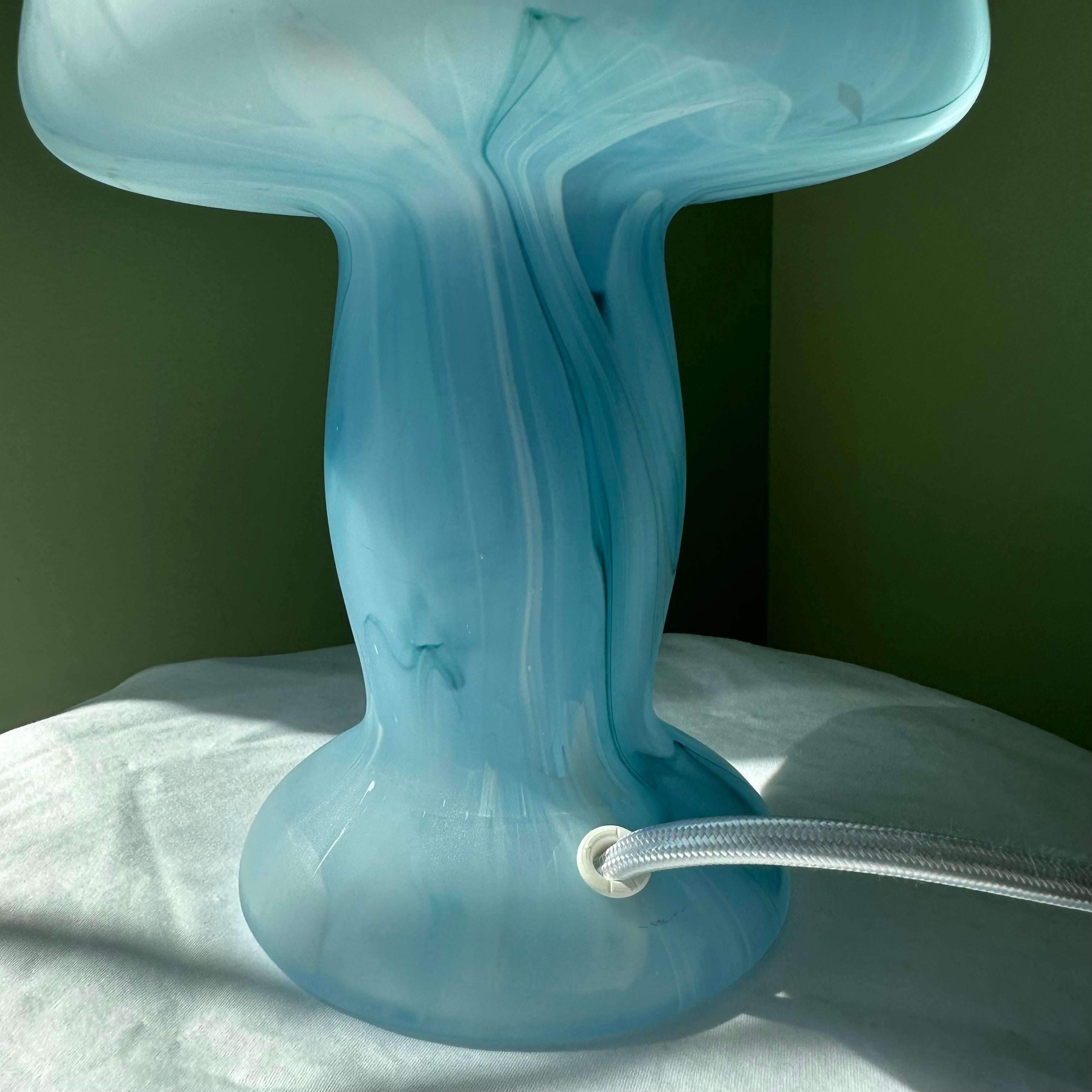 Lampe de table champignon en verre bleu en vente 3