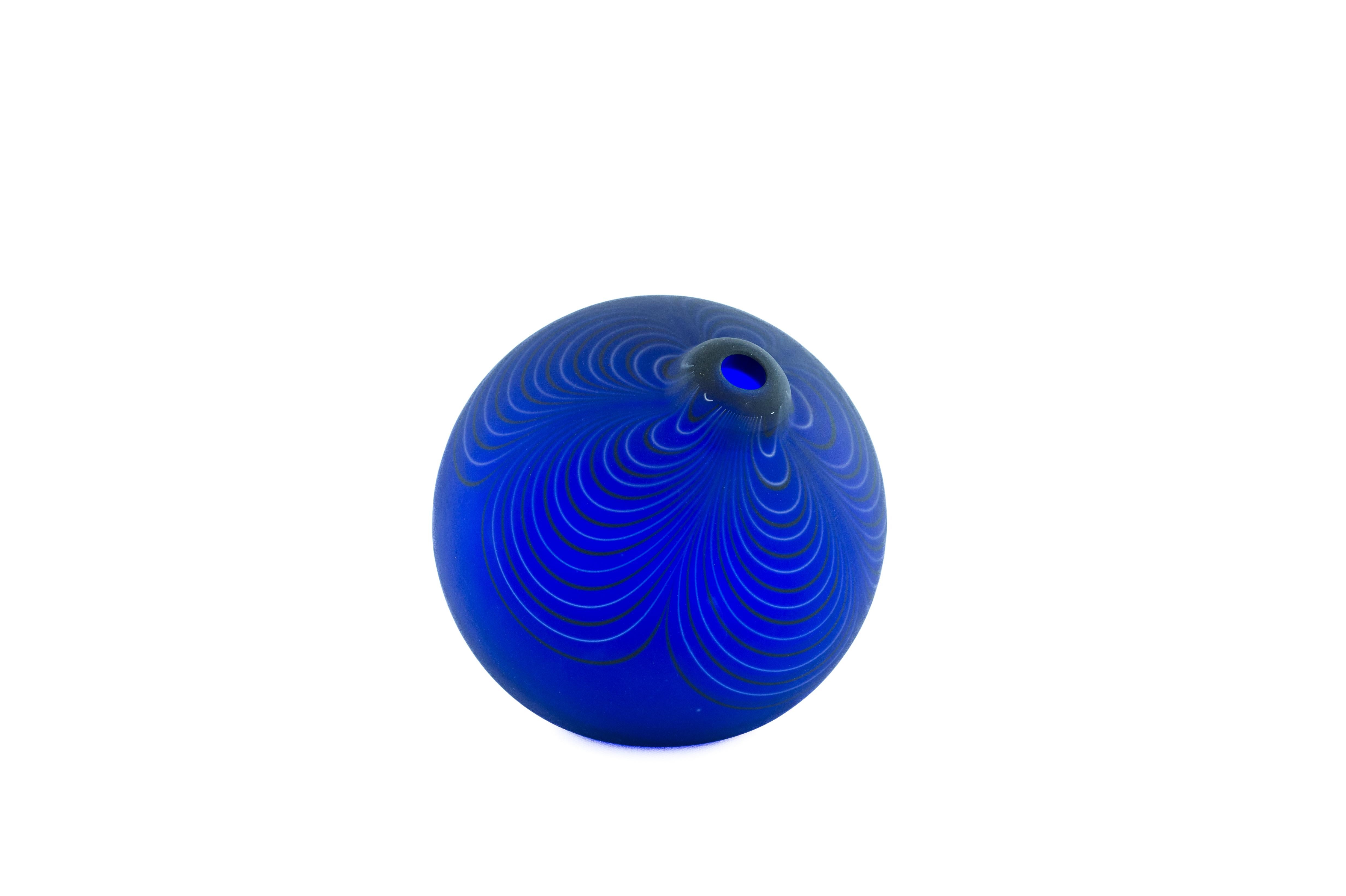 Blue Swirl Murano Art Glass Sphere Vase, Alberto Donà, 1980 In Excellent Condition For Sale In Villaverla, IT