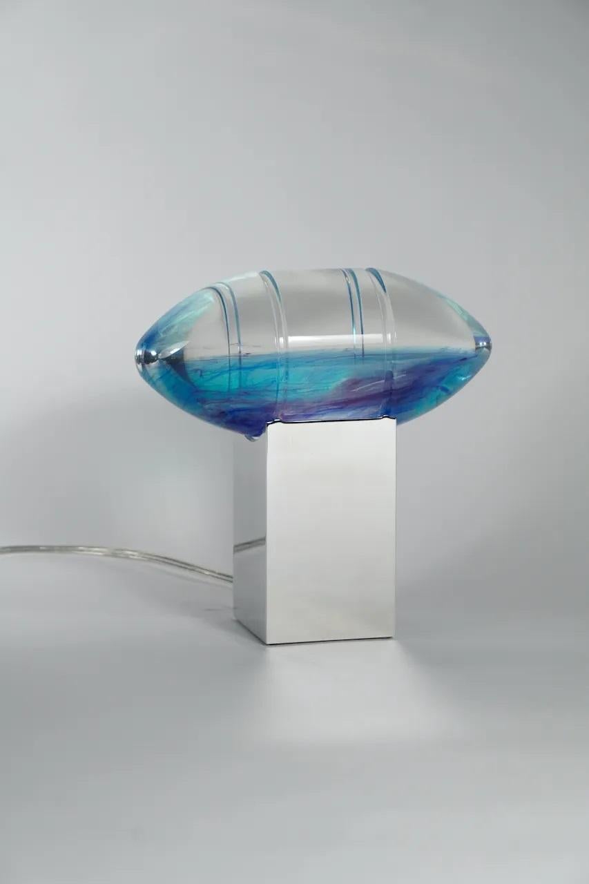 Lámpara Helios Remolinos Azules de Zoran Strijbosch
Hecho a mano
Dimensiones: 
Base: P 9 x An 9 Al 15 cm
Esfera: P 10,5 x An 10,5 x Al 25 cm
Materiales: Aluminio, acrílico.

En la antigüedad, Helios era venerado como el dios del sol, encargado de