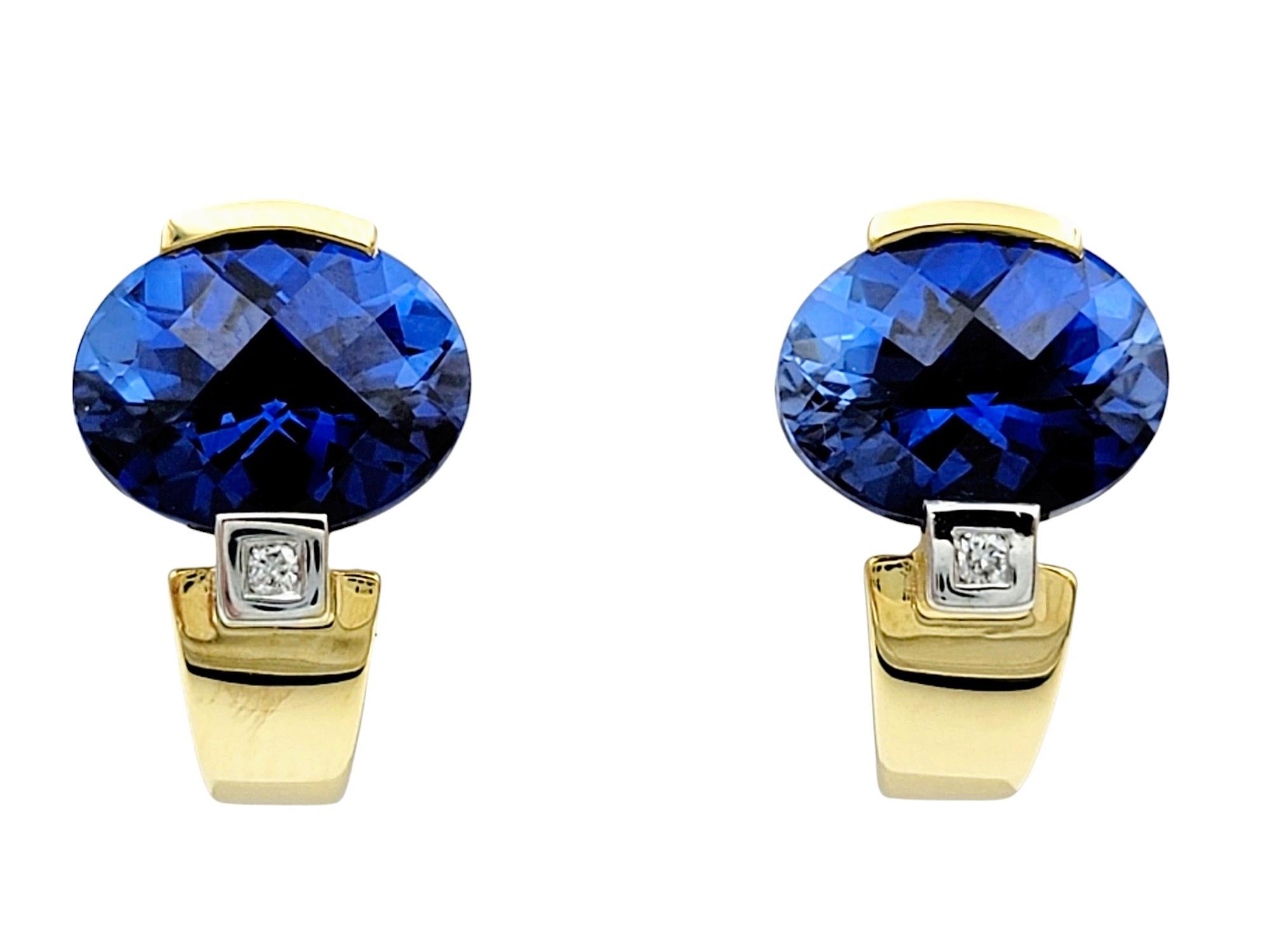 Diese atemberaubenden Ohrringe aus synthetischem blauem Saphir und Diamant, gefasst in einer harmonischen Mischung aus 14 Karat Gelb- und Weißgold, strahlen zeitlose Schönheit aus. Die Ohrringe sind mit leuchtend blauen, synthetischen Saphiren
