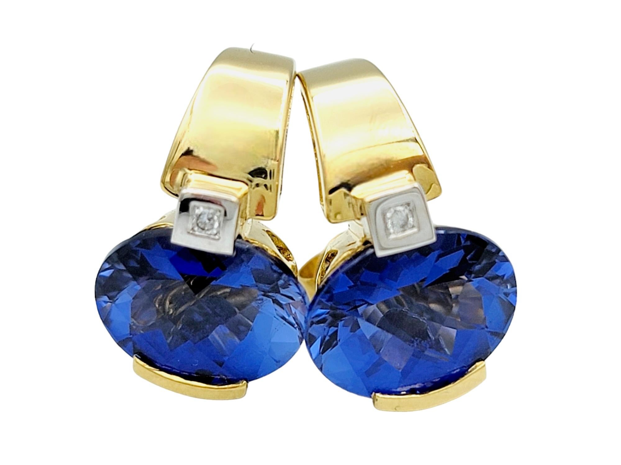 Ohrstecker aus 14 Karat Gold mit blauem synthetischen Saphir und natürlichen Diamanten (Ovalschliff) im Angebot