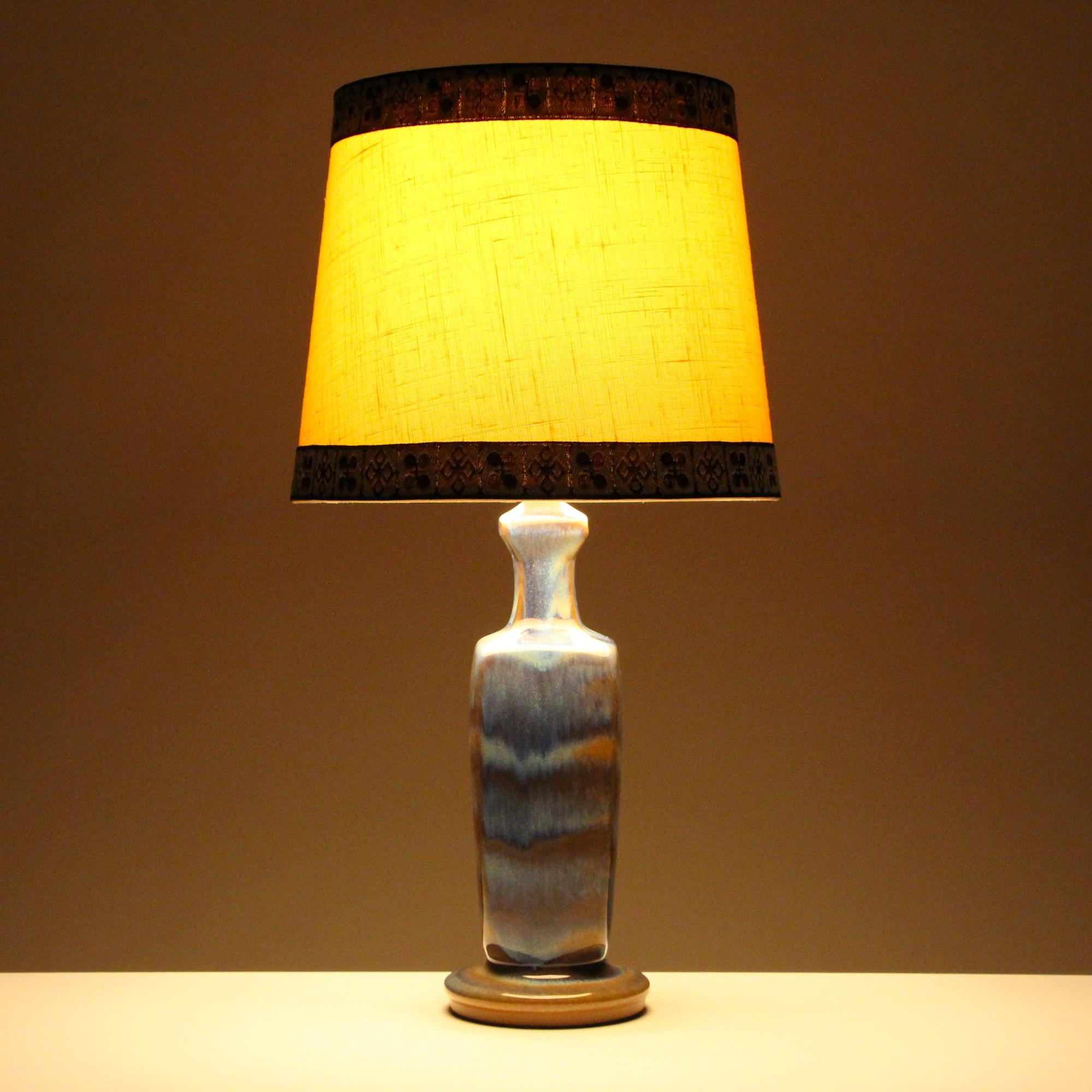 Blue table lamp, no. 5549 by Michael Andersen & Son in the 1960s, Danish blue ceramic lamp stand with vintage beige fabric shade included, all in excellent vintage condition.

A beautiful table light with an ancient Greek inspired expression, the
