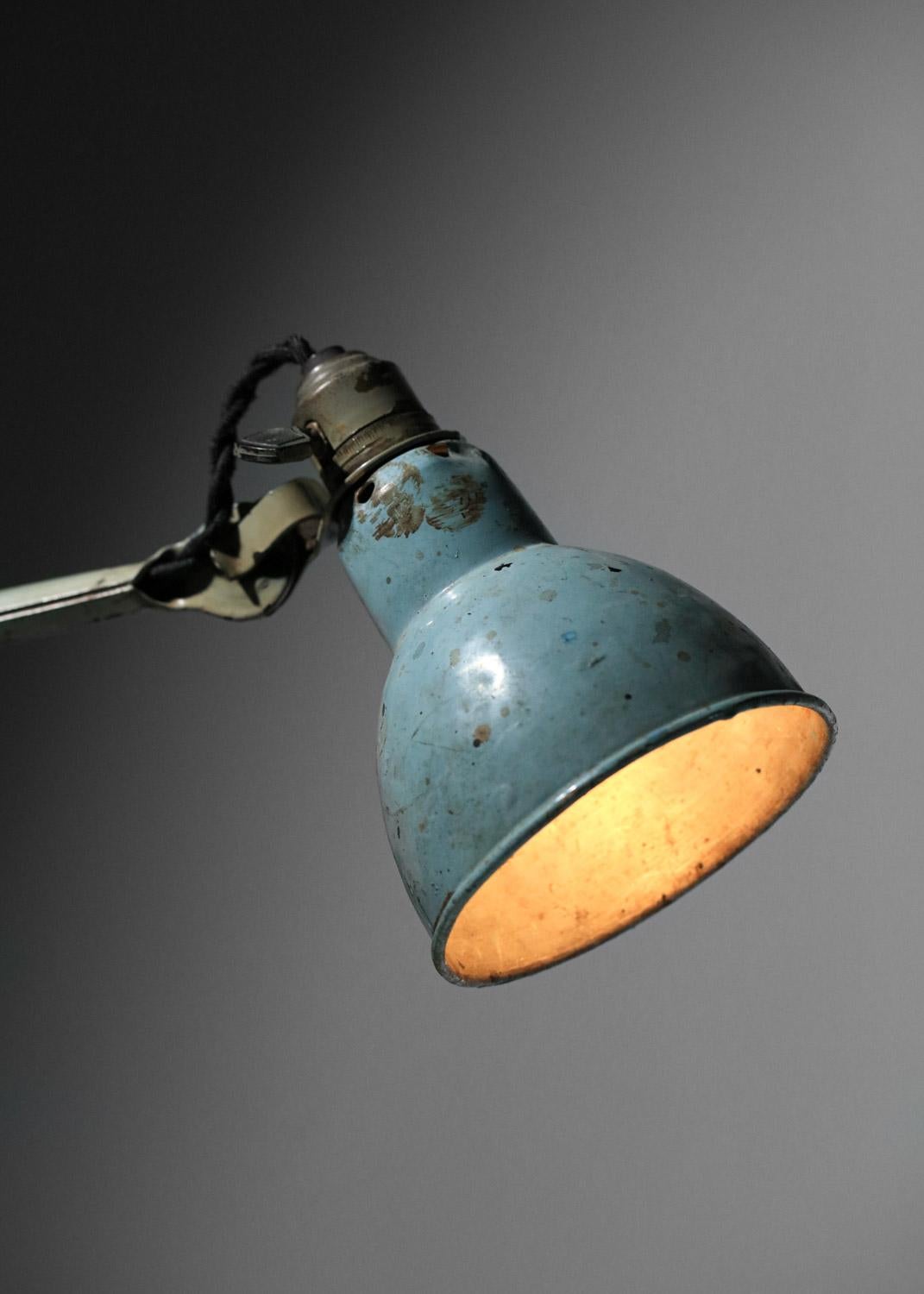 Lampe de table des années 50 du designer français Albert Albin Gras, souvent utilisée dans les promets de Le Corbusier de la même période. Structure et abat-jour en métal laqué bleu (peinture d'origine). Peut pivoter dans différentes positions grâce