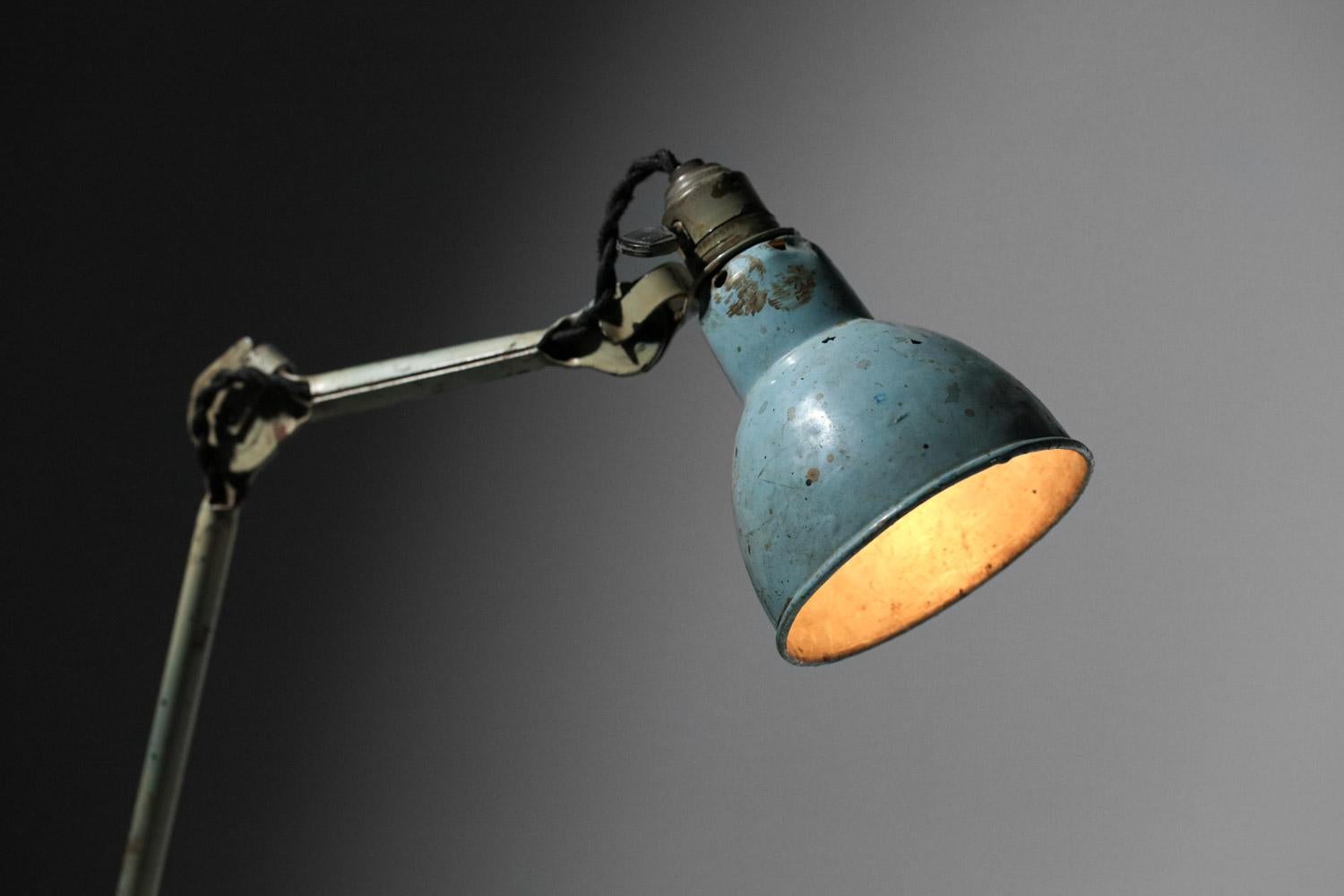 Mid-Century Modern Lampe de table bleue avec vice système par Albert Albin Gras des années 50  en vente