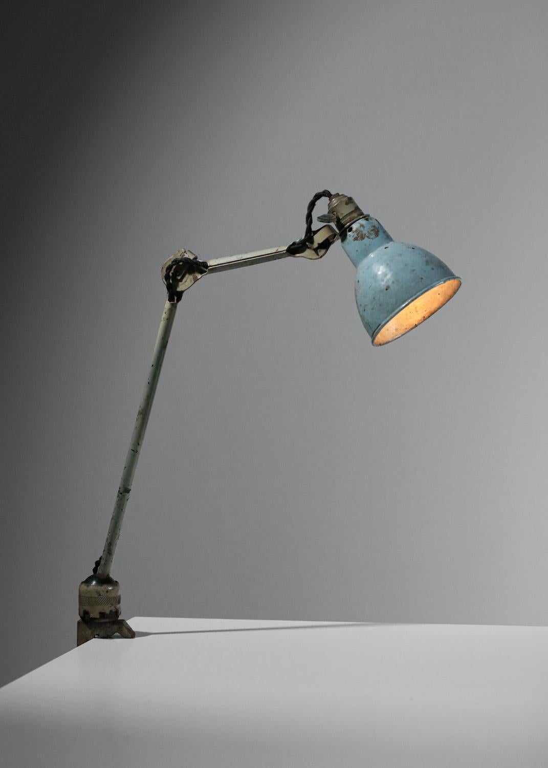 Français Lampe de table bleue avec vice système par Albert Albin Gras des années 50  en vente