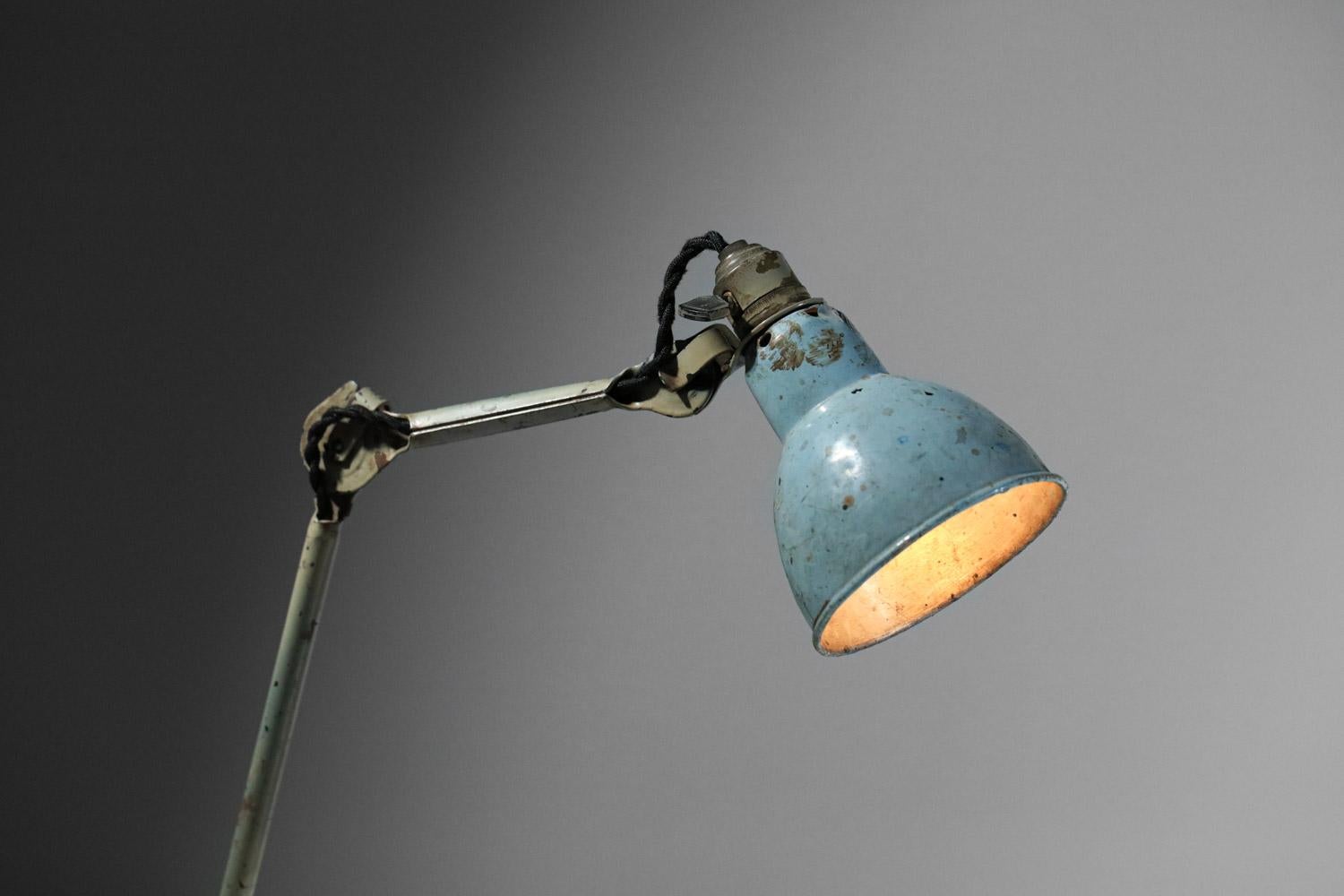 Laqué Lampe de table bleue avec vice système par Albert Albin Gras des années 50  en vente
