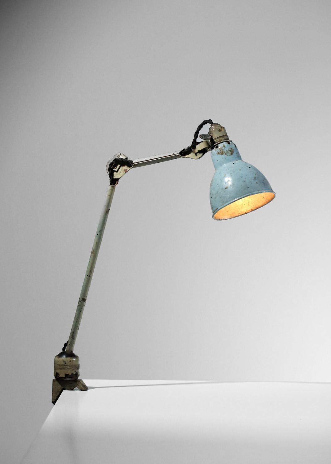 Métal Lampe de table bleue avec vice système par Albert Albin Gras des années 50  en vente