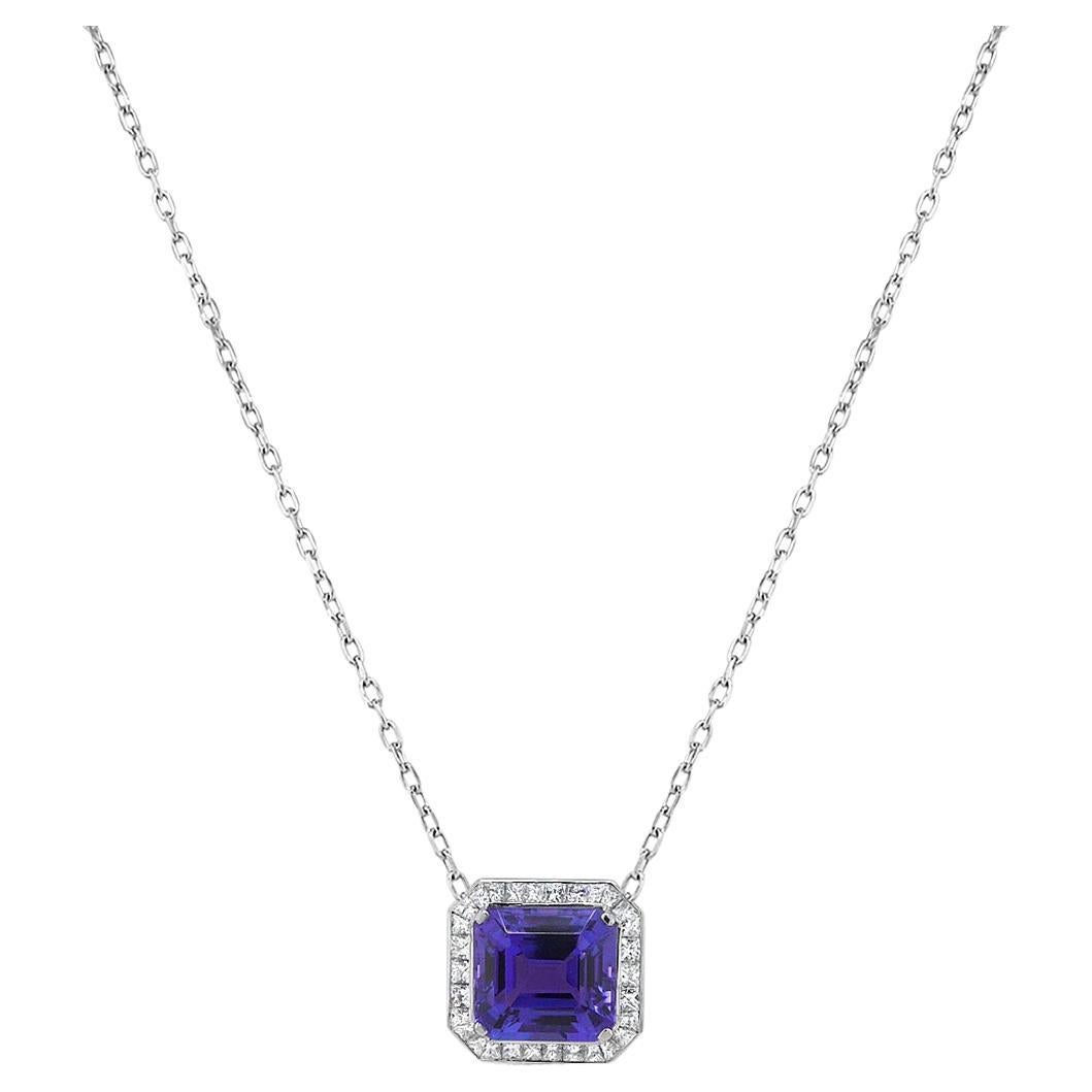 Bleu  Collier pendentif en or blanc 18K serti de tanzanites et de diamants baguettes en halo en vente