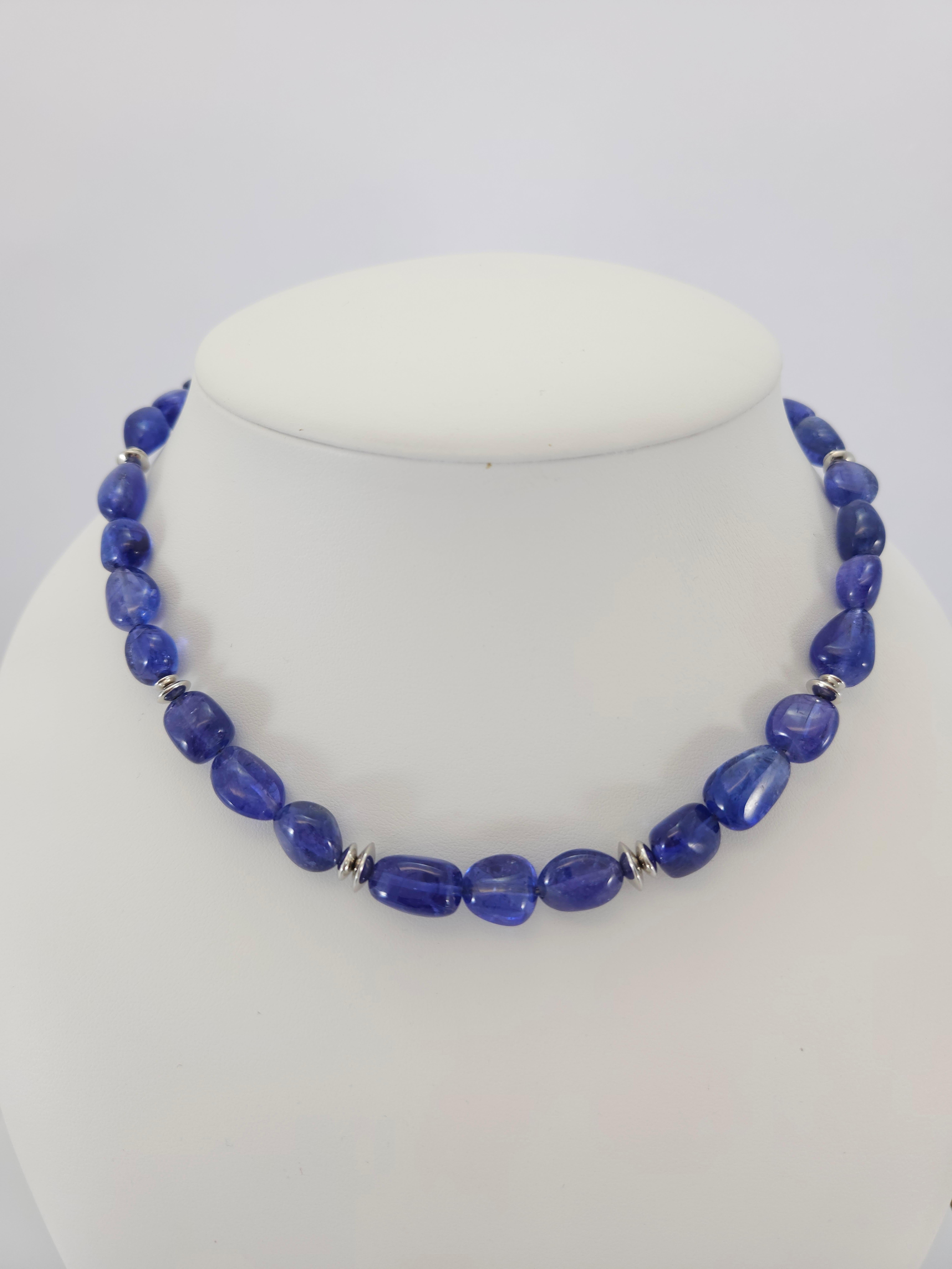 This blue Tanzanite Baroque Beaded Necklace with 18 Carat white Gold is totally handmade. Cutting as well as goldwork are made in German quality. The screw clasp is easy to handle and very secure.
Timeless and classic design combined with nice blue