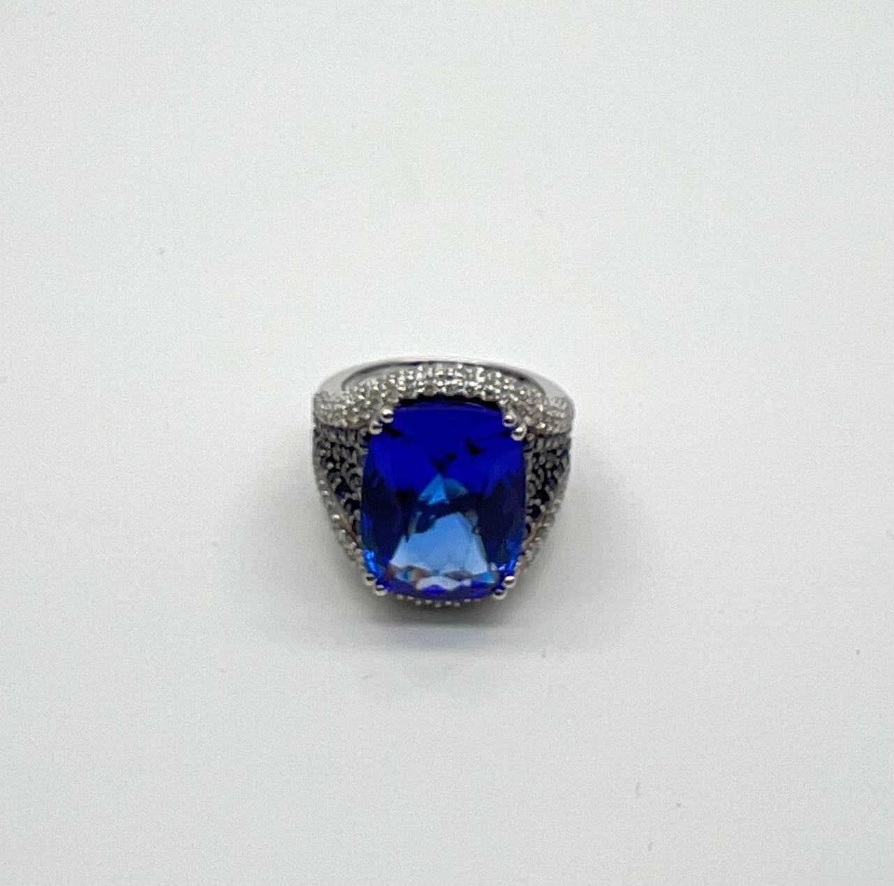 Bague en or blanc 14 carats avec tanzanite bleue, saphir bleu taille coussin et diamants blancs pavés en vente 4