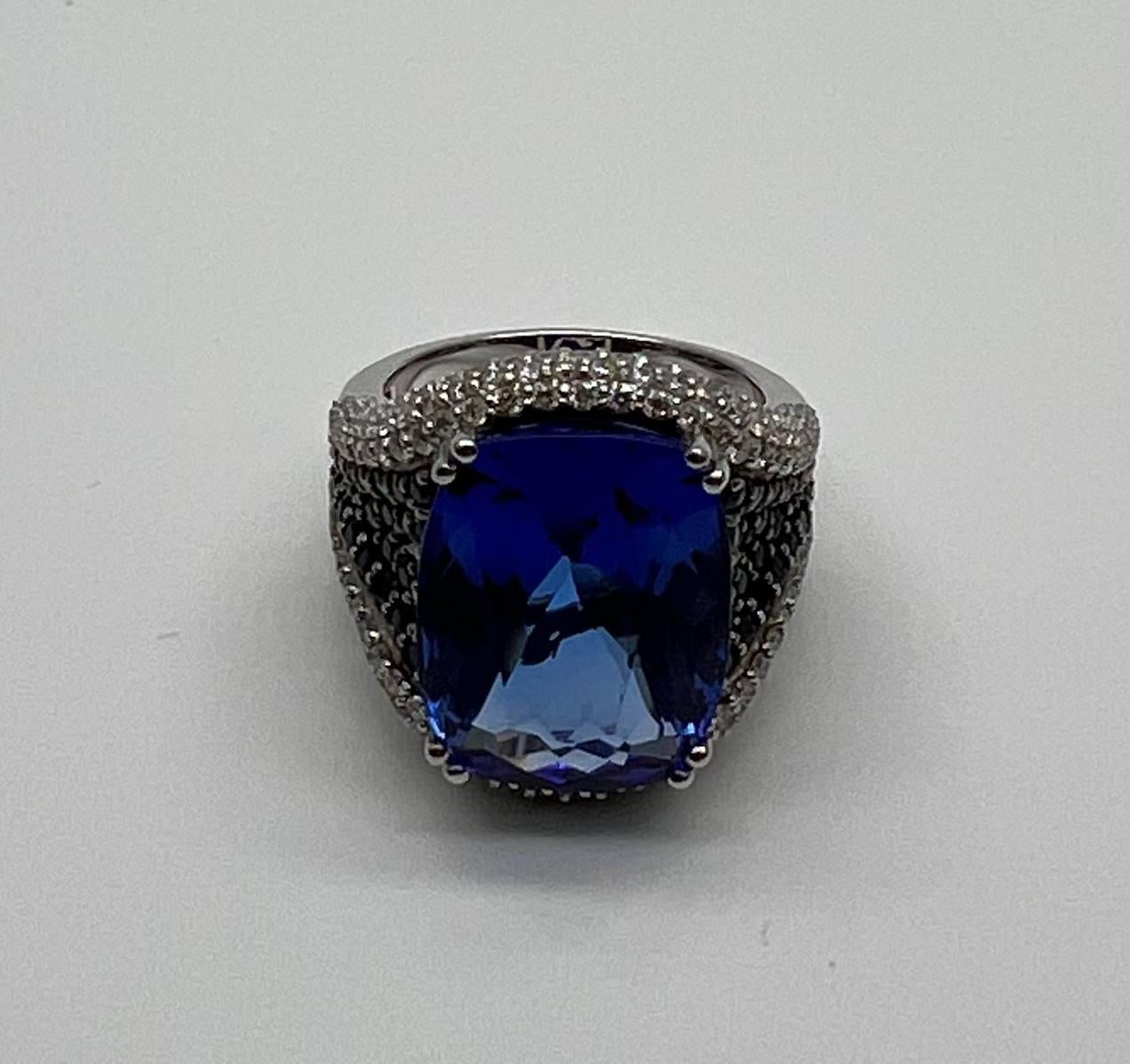 Bague en or blanc 14 carats avec tanzanite bleue, saphir bleu taille coussin et diamants blancs pavés en vente 5
