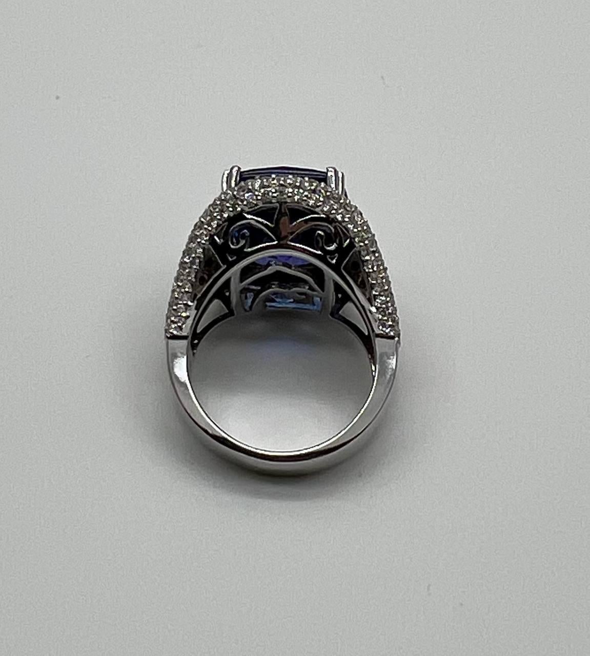 Bague en or blanc 14 carats avec tanzanite bleue, saphir bleu taille coussin et diamants blancs pavés en vente 6