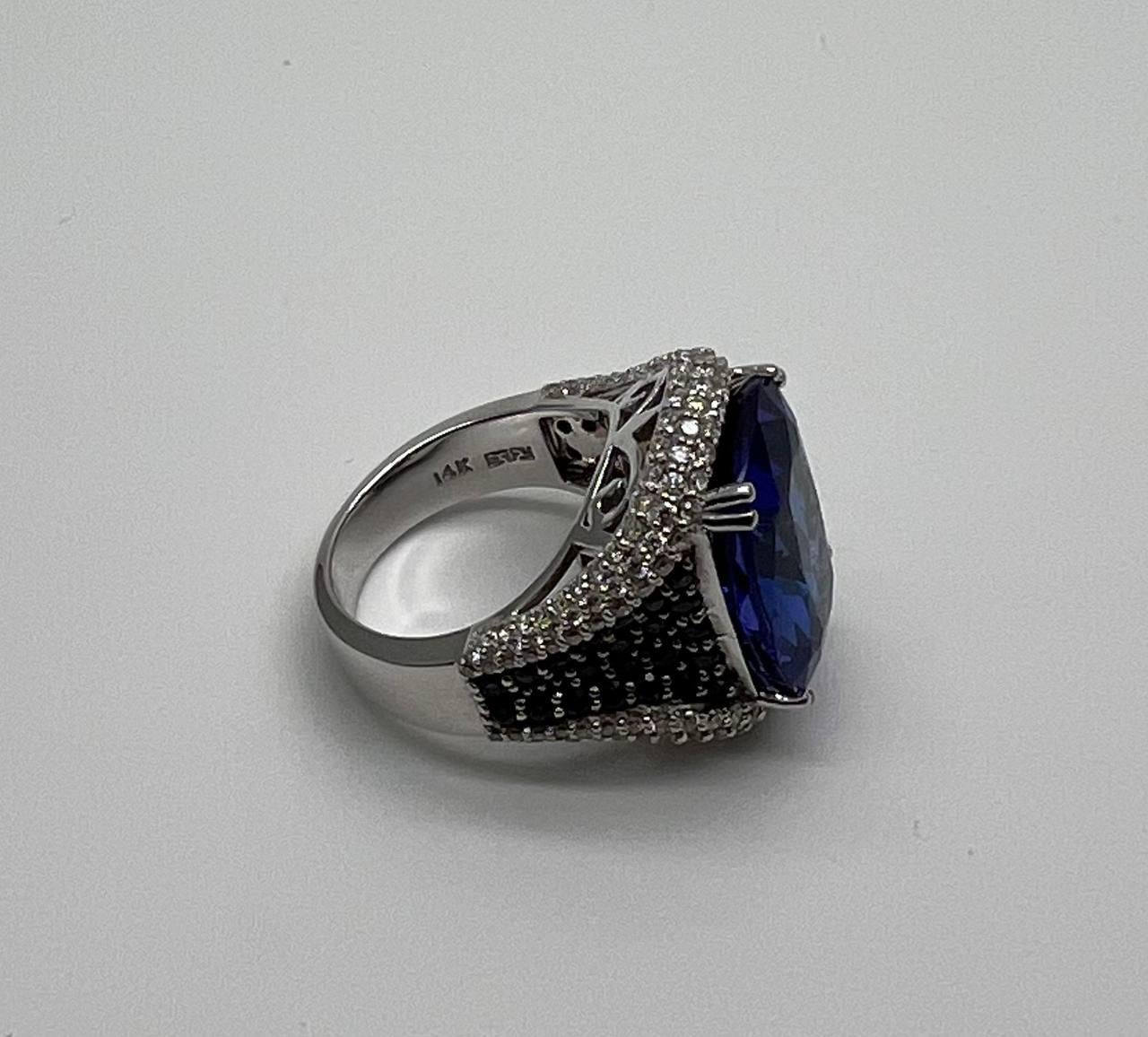 Bague en or blanc 14 carats avec tanzanite bleue, saphir bleu taille coussin et diamants blancs pavés en vente 7