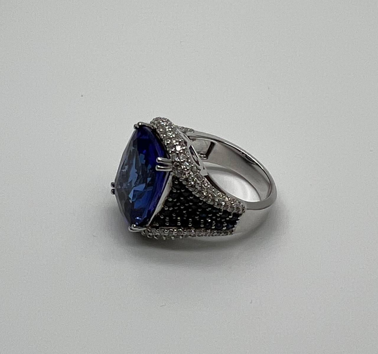 Bague en or blanc 14 carats avec tanzanite bleue, saphir bleu taille coussin et diamants blancs pavés en vente 8