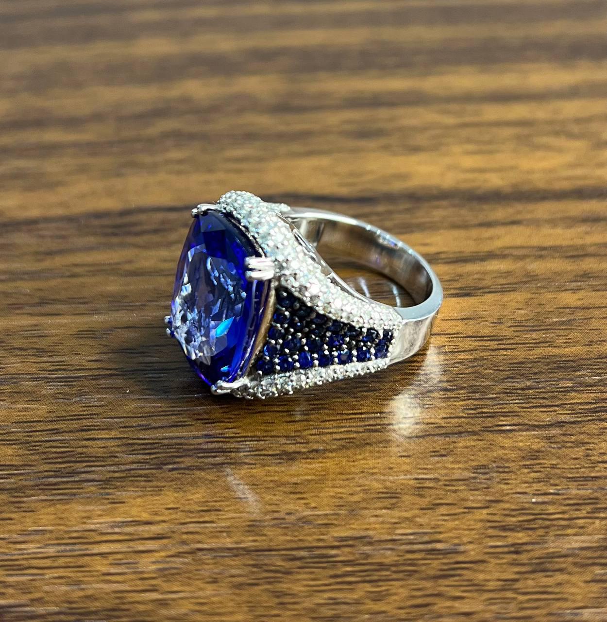 Moderne Bague en or blanc 14 carats avec tanzanite bleue, saphir bleu taille coussin et diamants blancs pavés en vente