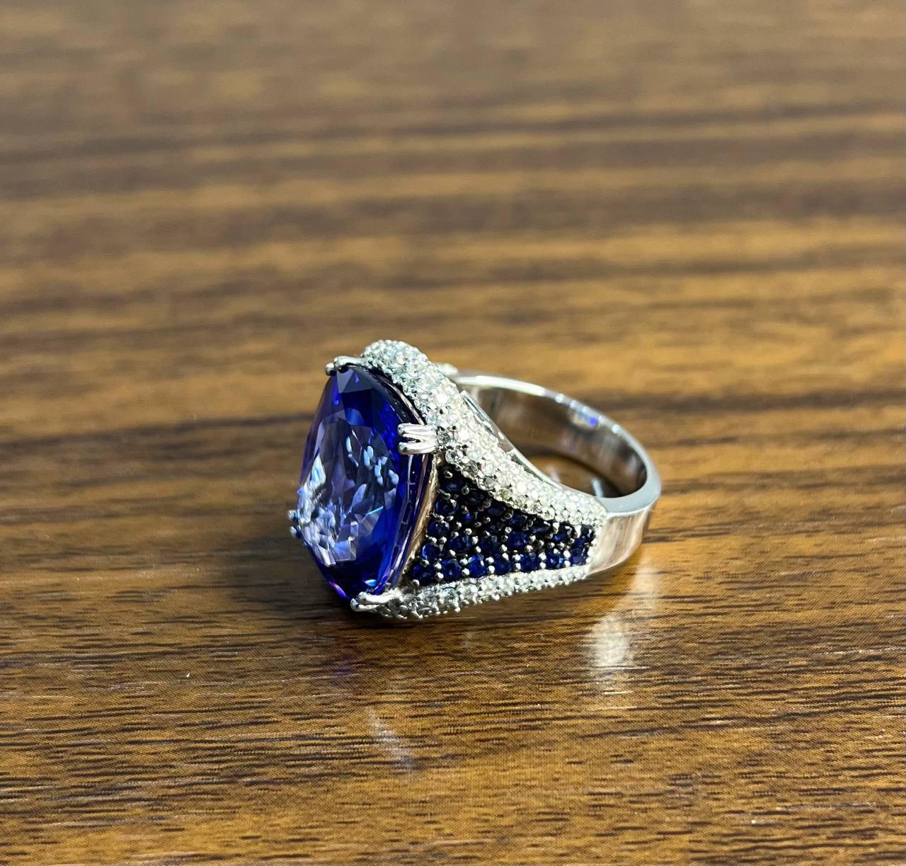 Taille coussin Bague en or blanc 14 carats avec tanzanite bleue, saphir bleu taille coussin et diamants blancs pavés en vente