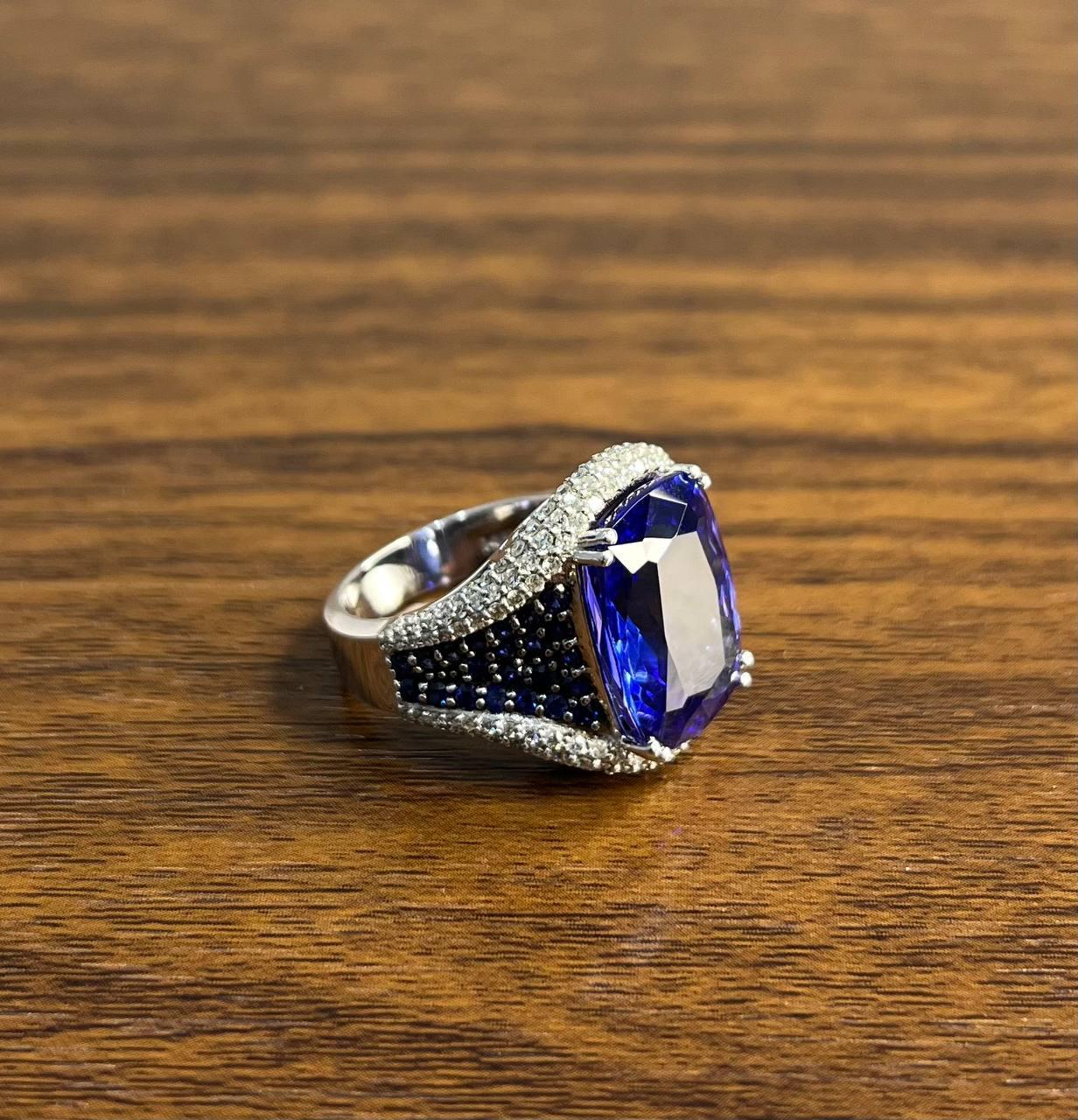 Bague en or blanc 14 carats avec tanzanite bleue, saphir bleu taille coussin et diamants blancs pavés Neuf - En vente à Oakton, VA