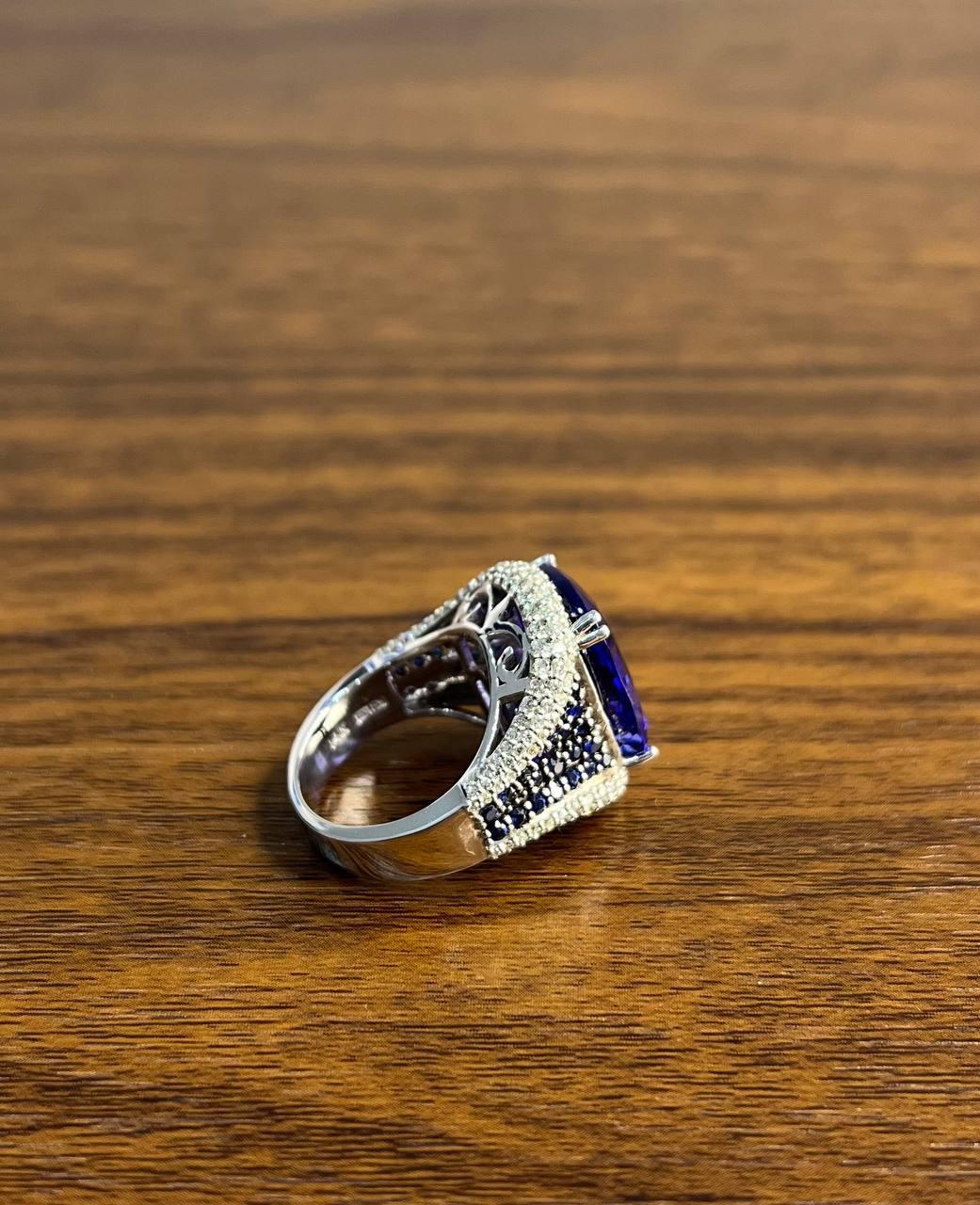 Bague en or blanc 14 carats avec tanzanite bleue, saphir bleu taille coussin et diamants blancs pavés Pour femmes en vente