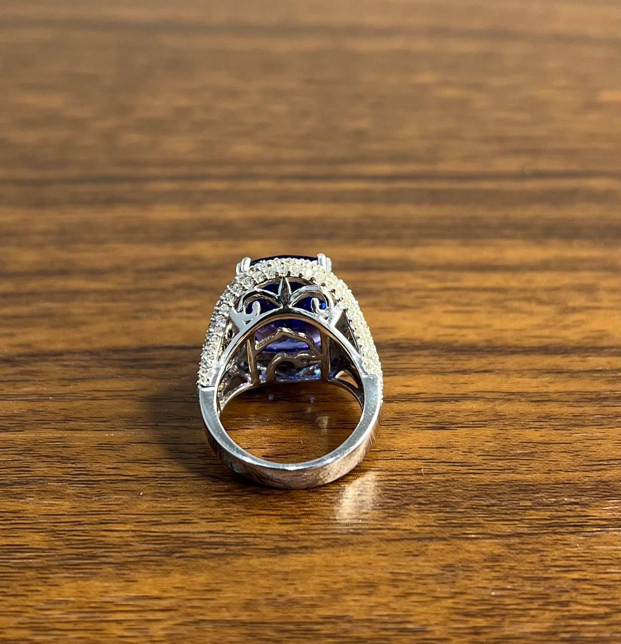 Bague en or blanc 14 carats avec tanzanite bleue, saphir bleu taille coussin et diamants blancs pavés en vente 1