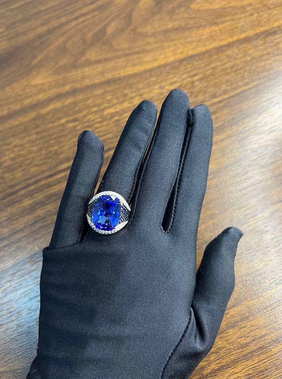 Bague en or blanc 14 carats avec tanzanite bleue, saphir bleu taille coussin et diamants blancs pavés en vente 2