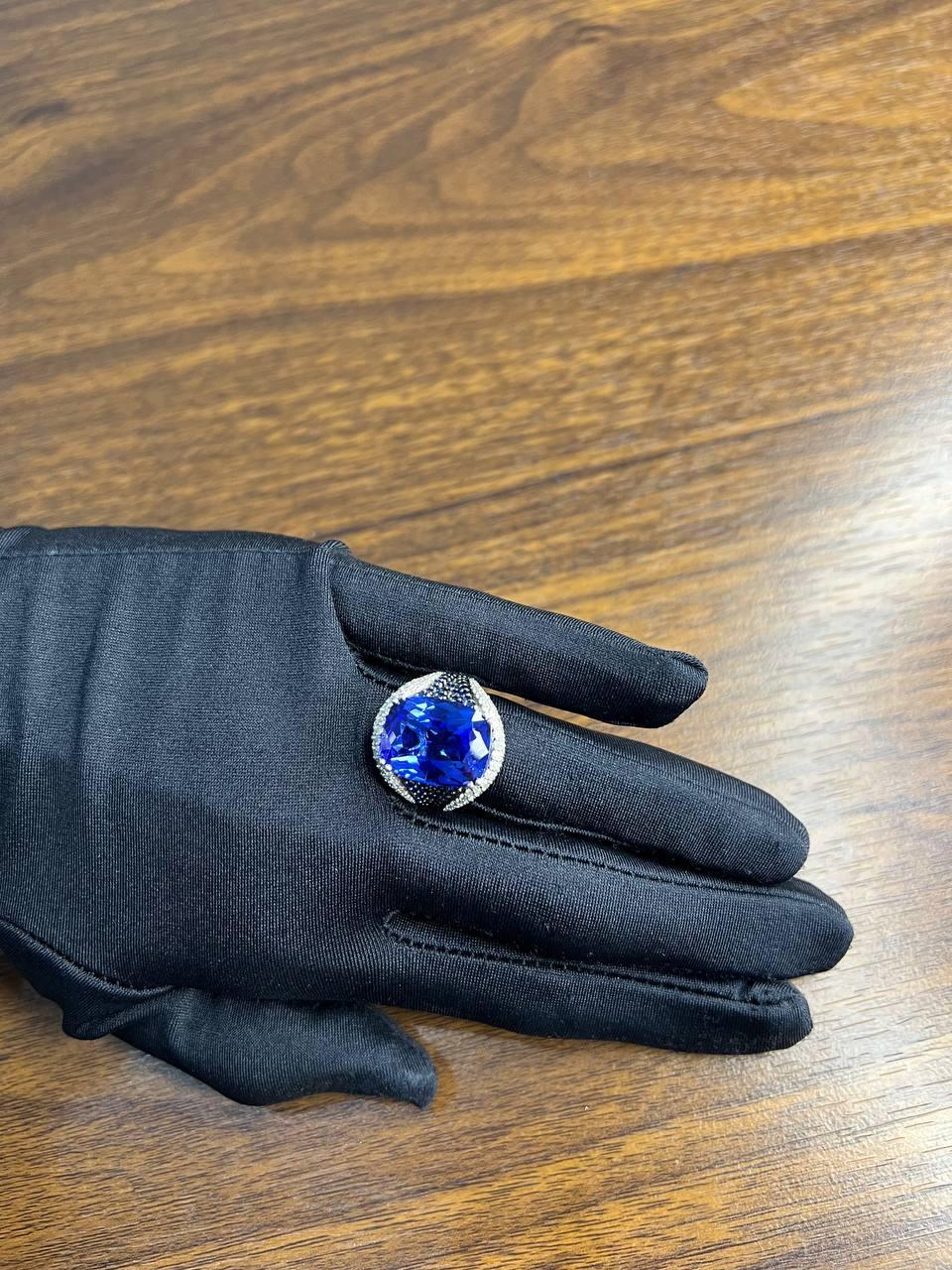 Bague en or blanc 14 carats avec tanzanite bleue, saphir bleu taille coussin et diamants blancs pavés en vente 3