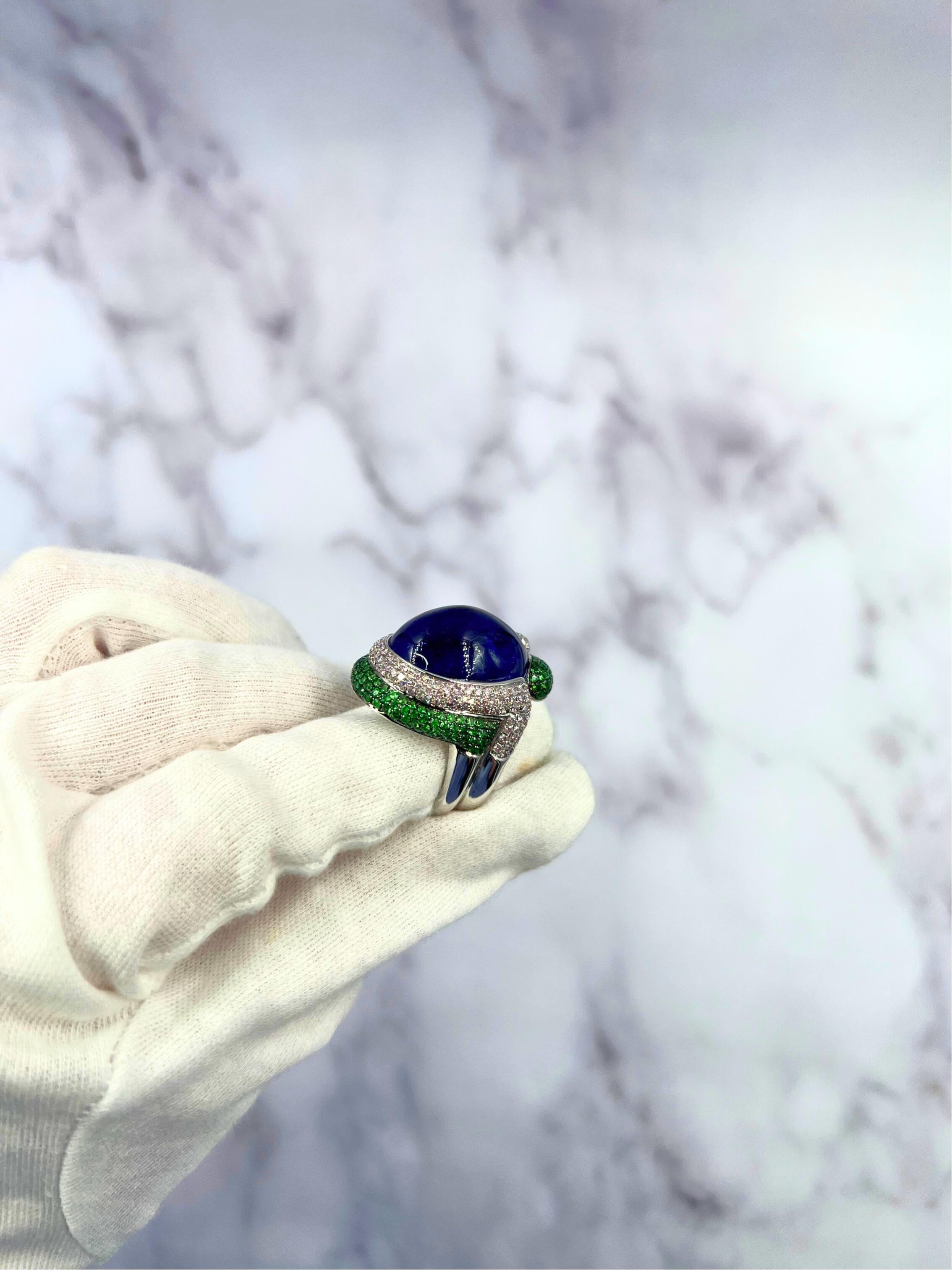 Bague unique en or blanc 18 carats avec tanzanite bleue cabochon ovale, diamants et tsavorites pavés en vente 13