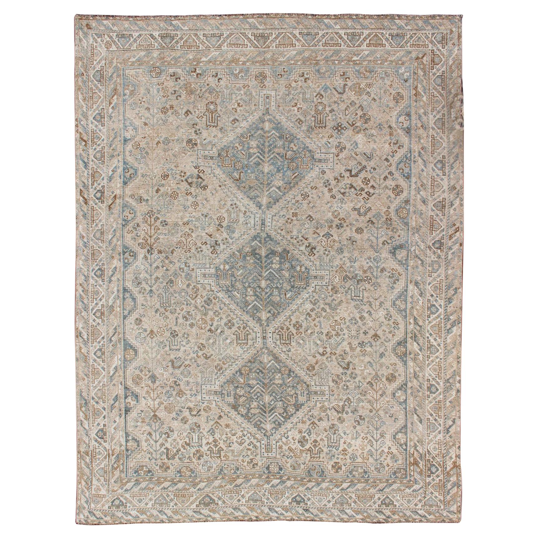 Tapis persan ancien Shiraz bleu/taupe avec médaillons géométriques tribaux