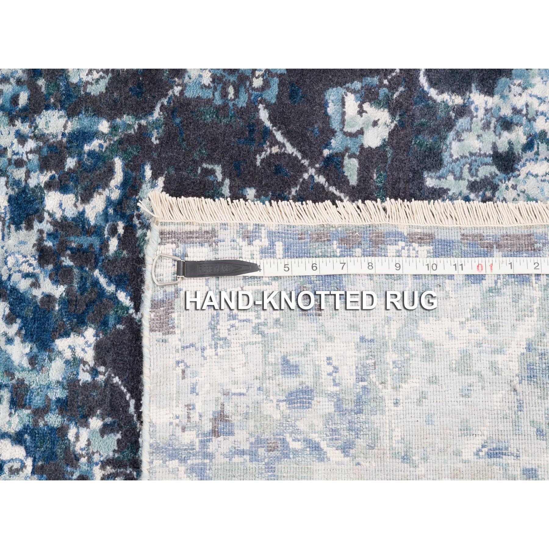 Handgeknüpfter Teppich aus Wolle und Seide aus persischem Täbris in Blau-Teal mit Broken-Design 9'1